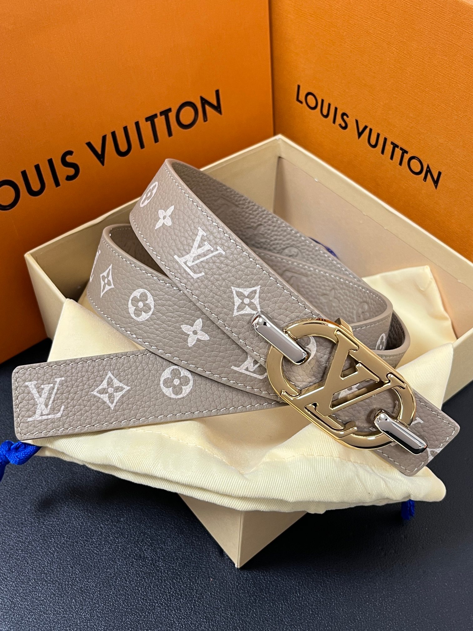 当季新款，腰带取材雍容牛皮革和 Monogram 帆布，便于随心切换两式风尚。路易威登手写体标识化身为宽