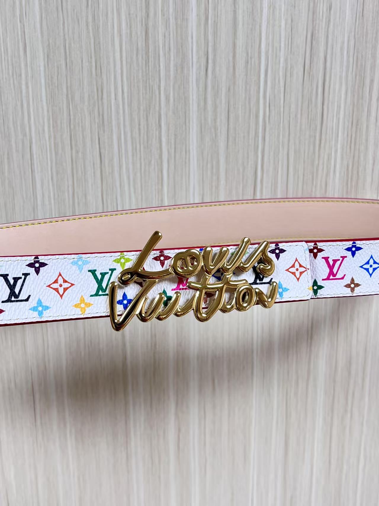 当季新款，腰带取材雍容牛皮革和 Monogram 帆布，便于随心切换两式风尚。路易威登手写体标识化身为宽