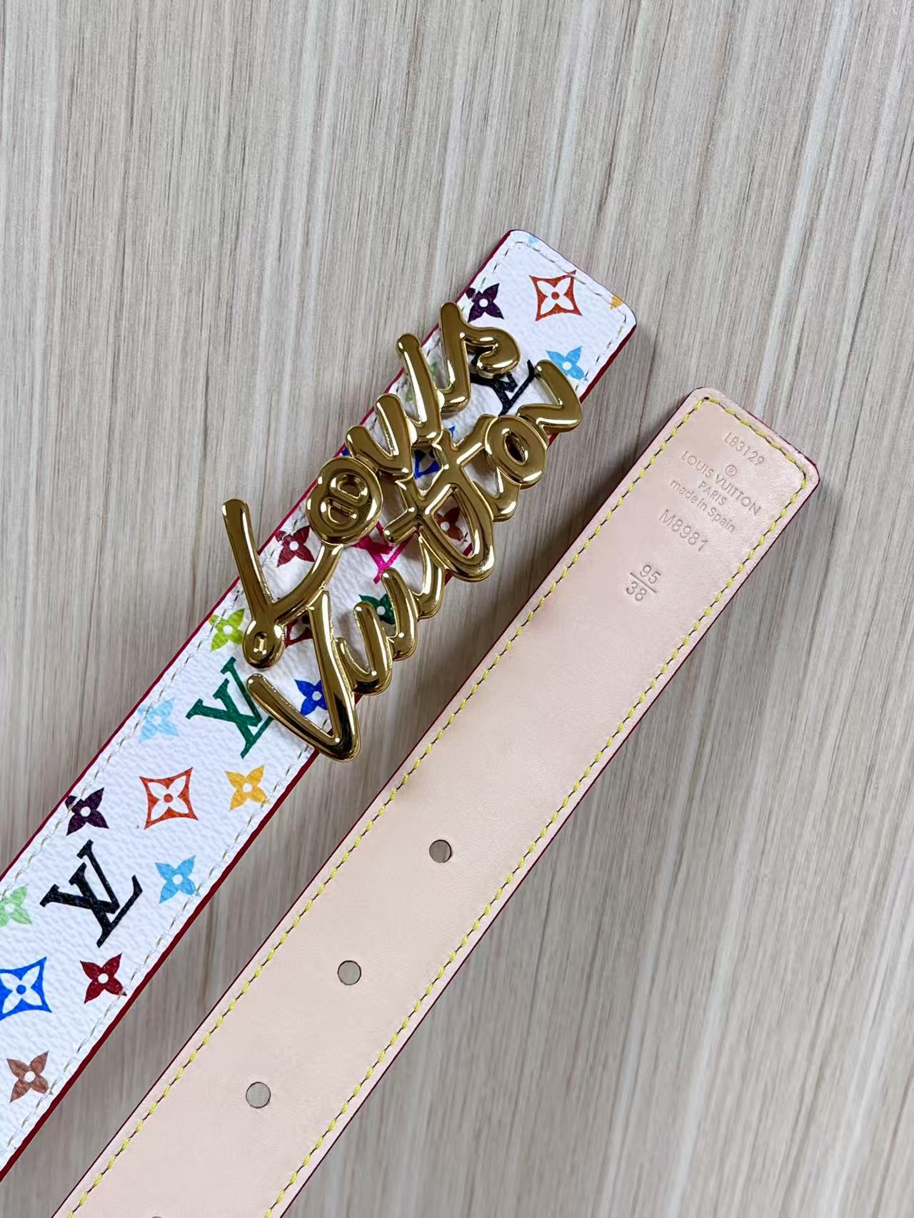 当季新款，腰带取材雍容牛皮革和 Monogram 帆布，便于随心切换两式风尚。路易威登手写体标识化身为宽