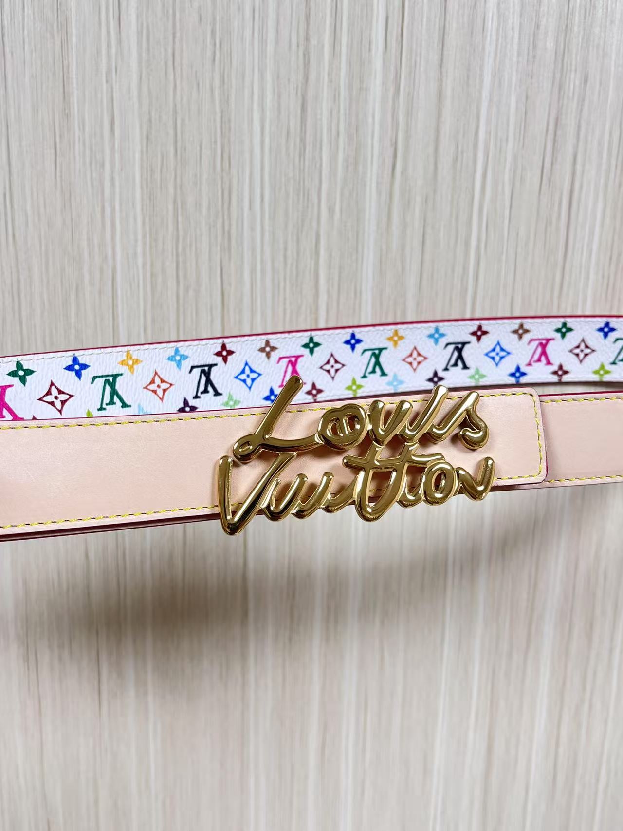 当季新款，腰带取材雍容牛皮革和 Monogram 帆布，便于随心切换两式风尚。路易威登手写体标识化身为宽