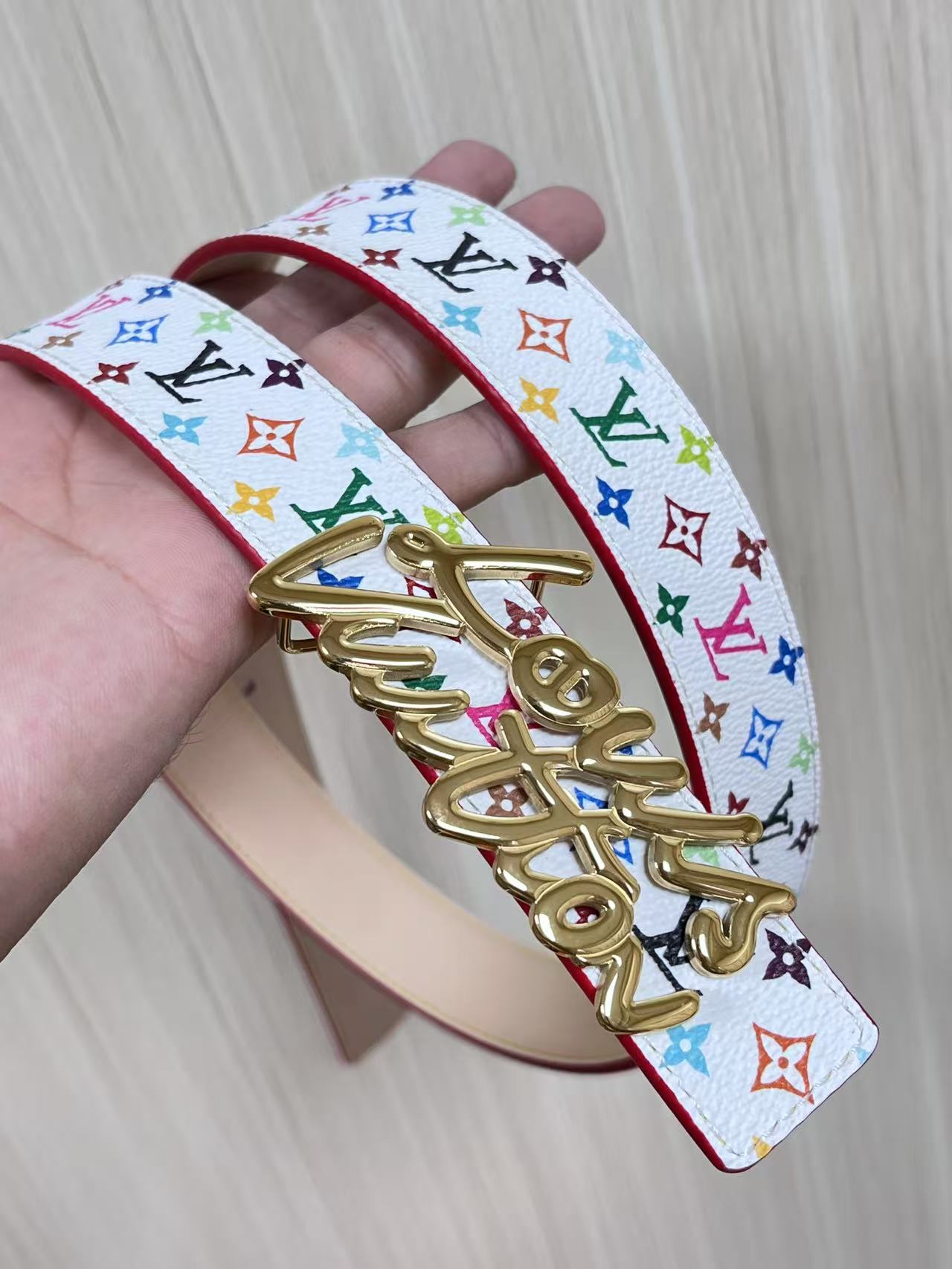 当季新款，腰带取材雍容牛皮革和 Monogram 帆布，便于随心切换两式风尚。路易威登手写体标识化身为宽