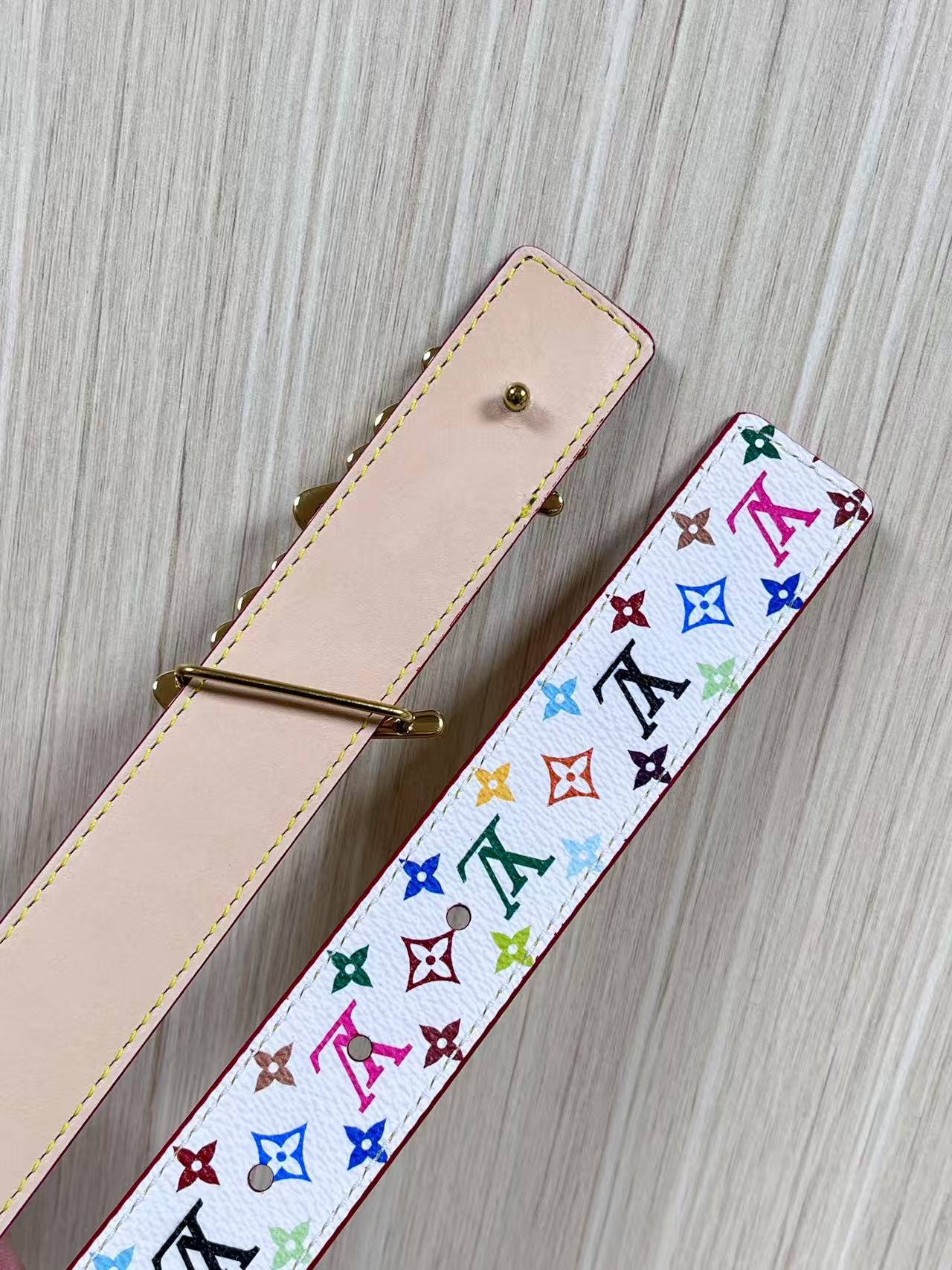 当季新款，腰带取材雍容牛皮革和 Monogram 帆布，便于随心切换两式风尚。路易威登手写体标识化身为宽