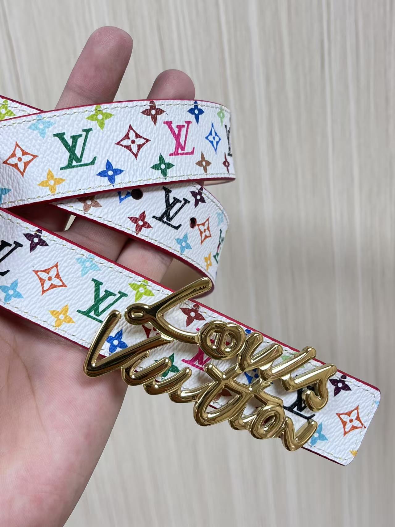 当季新款，腰带取材雍容牛皮革和 Monogram 帆布，便于随心切换两式风尚。路易威登手写体标识化身为宽