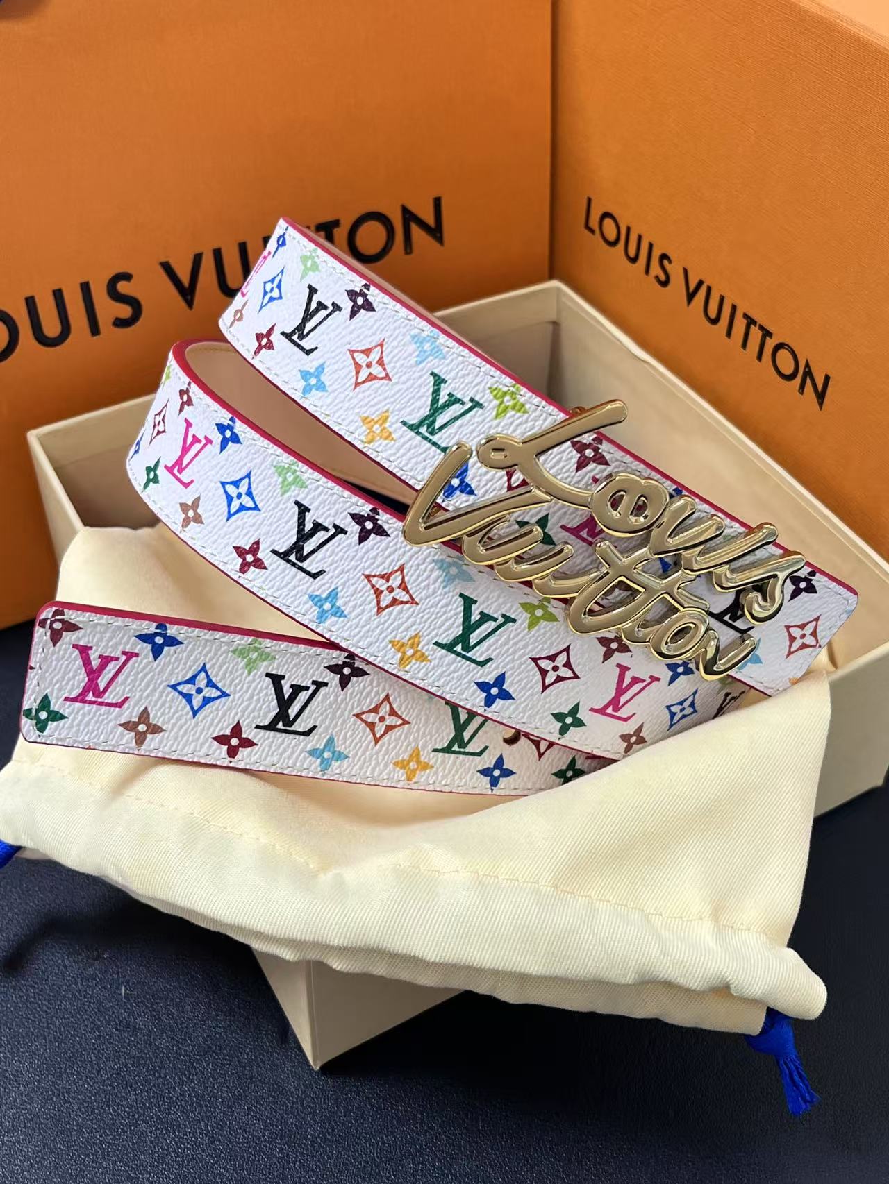 当季新款，腰带取材雍容牛皮革和 Monogram 帆布，便于随心切换两式风尚。路易威登手写体标识化身为宽