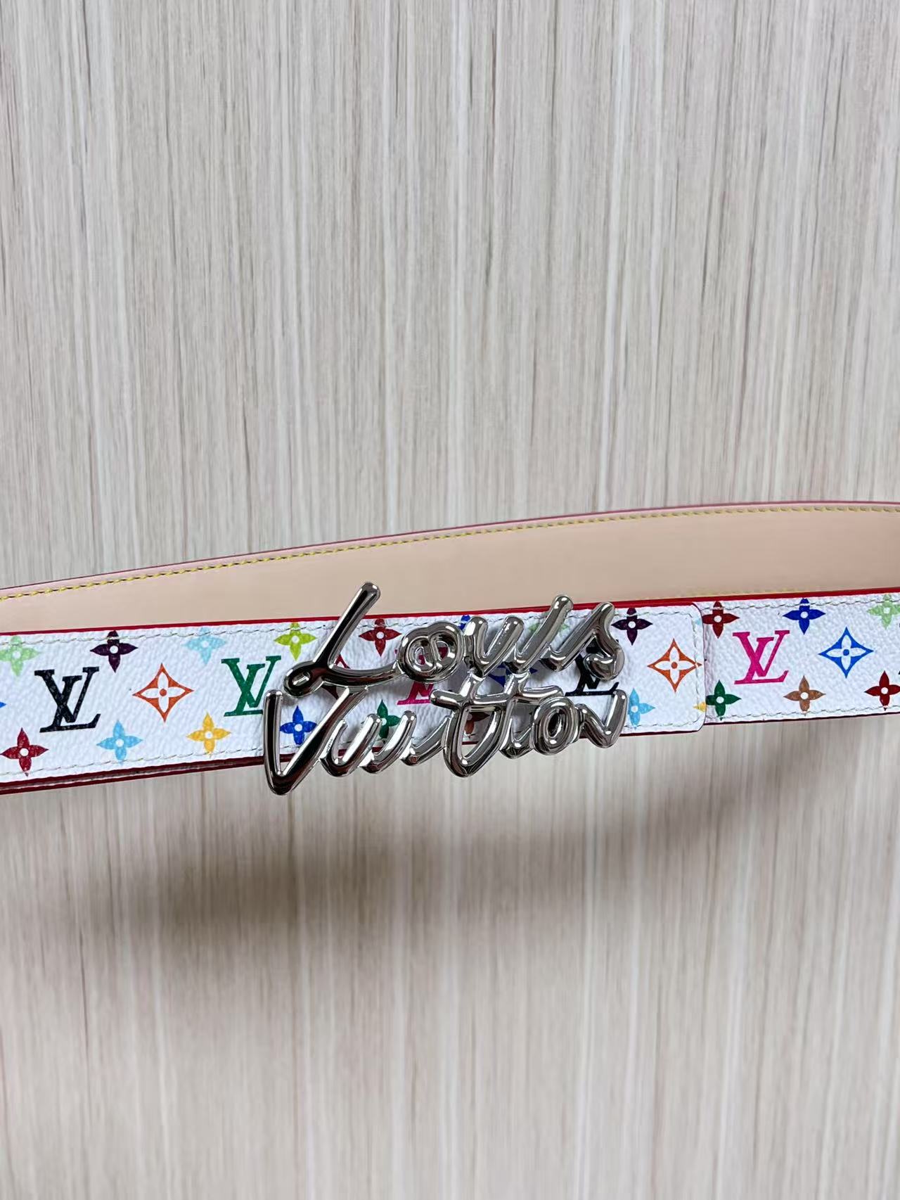 当季新款，腰带取材雍容牛皮革和 Monogram 帆布，便于随心切换两式风尚。路易威登手写体标识化身为宽