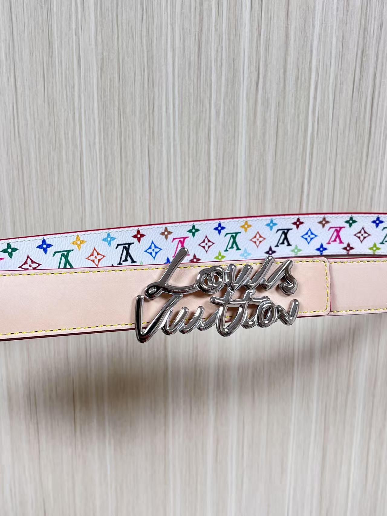 当季新款，腰带取材雍容牛皮革和 Monogram 帆布，便于随心切换两式风尚。路易威登手写体标识化身为宽