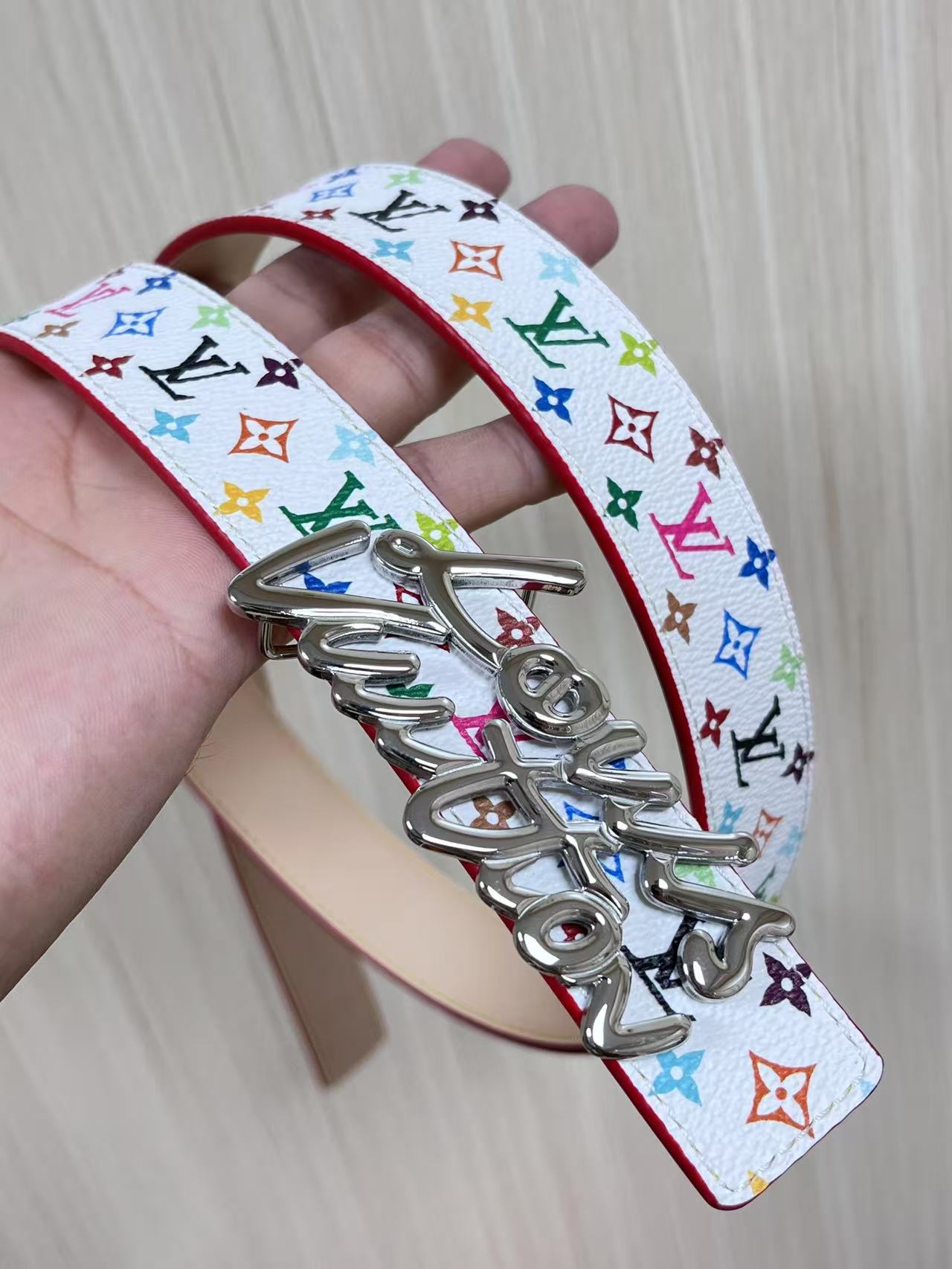 当季新款，腰带取材雍容牛皮革和 Monogram 帆布，便于随心切换两式风尚。路易威登手写体标识化身为宽