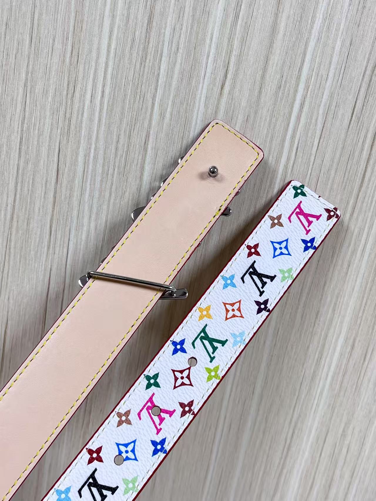 当季新款，腰带取材雍容牛皮革和 Monogram 帆布，便于随心切换两式风尚。路易威登手写体标识化身为宽