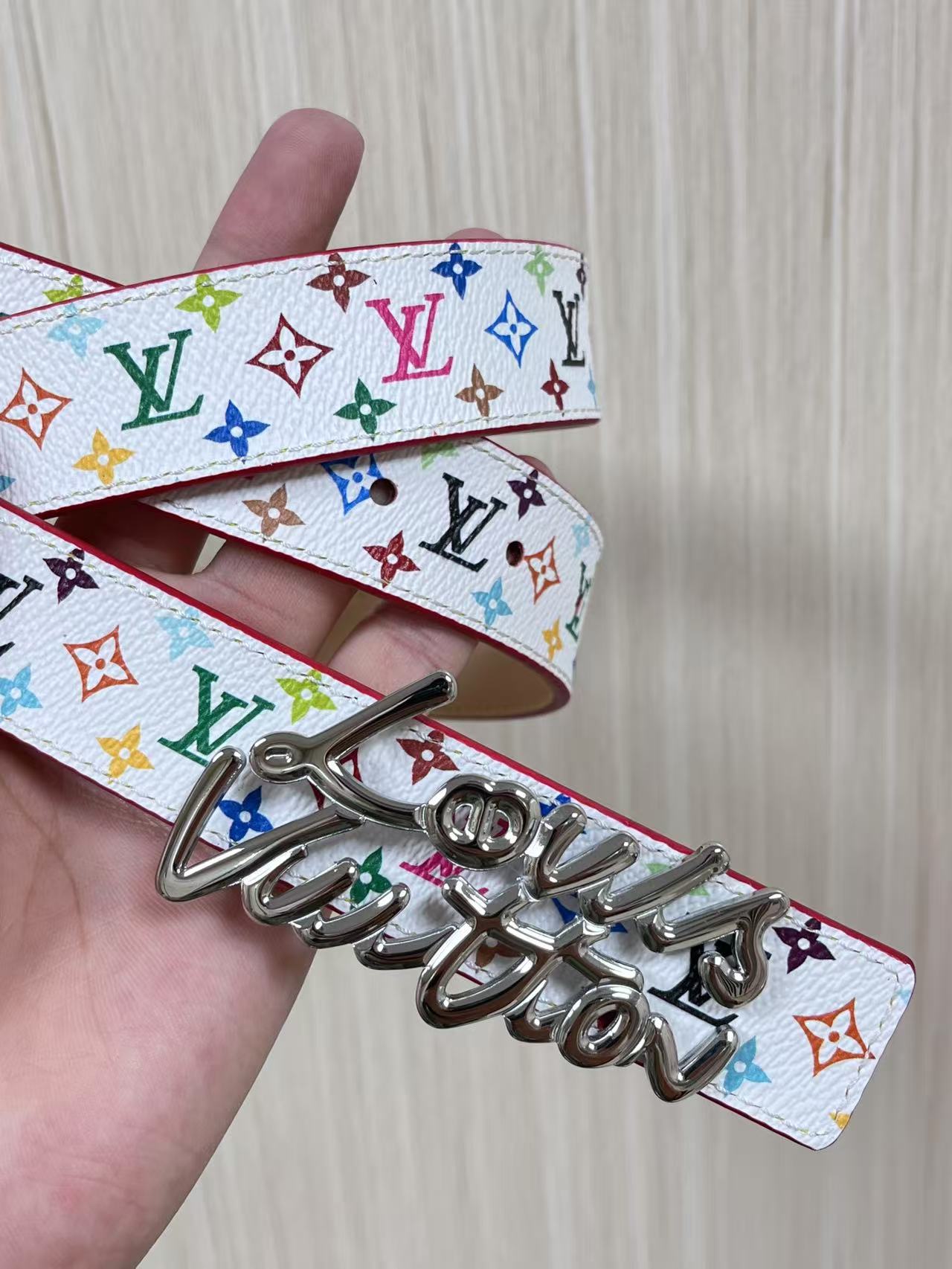 当季新款，腰带取材雍容牛皮革和 Monogram 帆布，便于随心切换两式风尚。路易威登手写体标识化身为宽