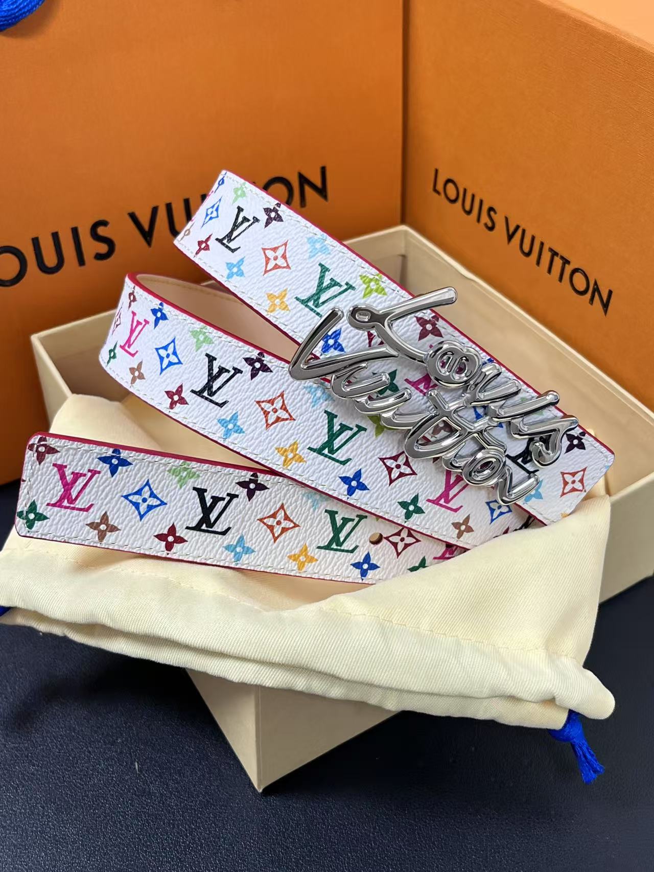 当季新款，腰带取材雍容牛皮革和 Monogram 帆布，便于随心切换两式风尚。路易威登手写体标识化身为宽