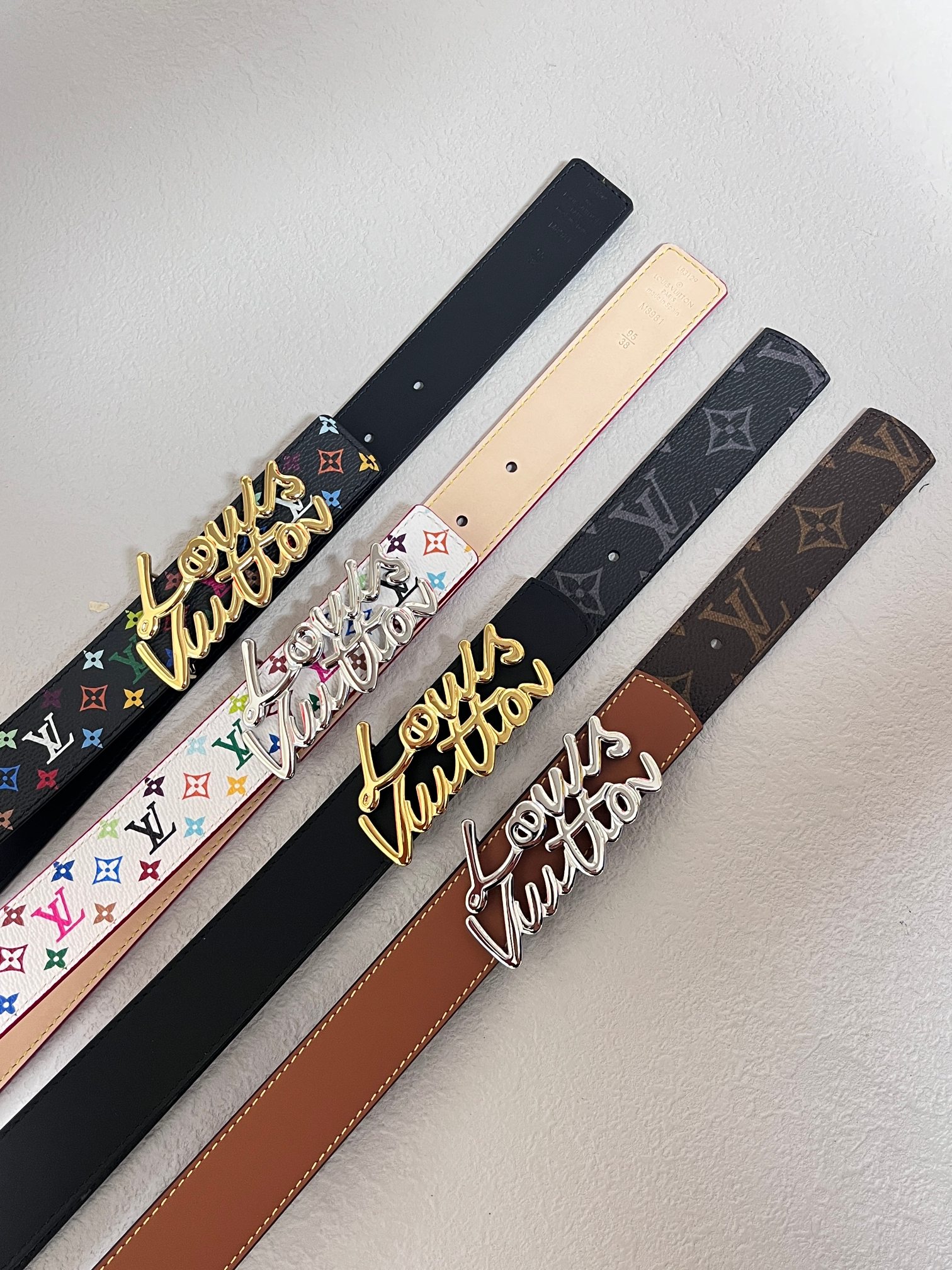 当季新款，腰带取材雍容牛皮革和 Monogram 帆布，便于随心切换两式风尚。路易威登手写体标识化身为宽