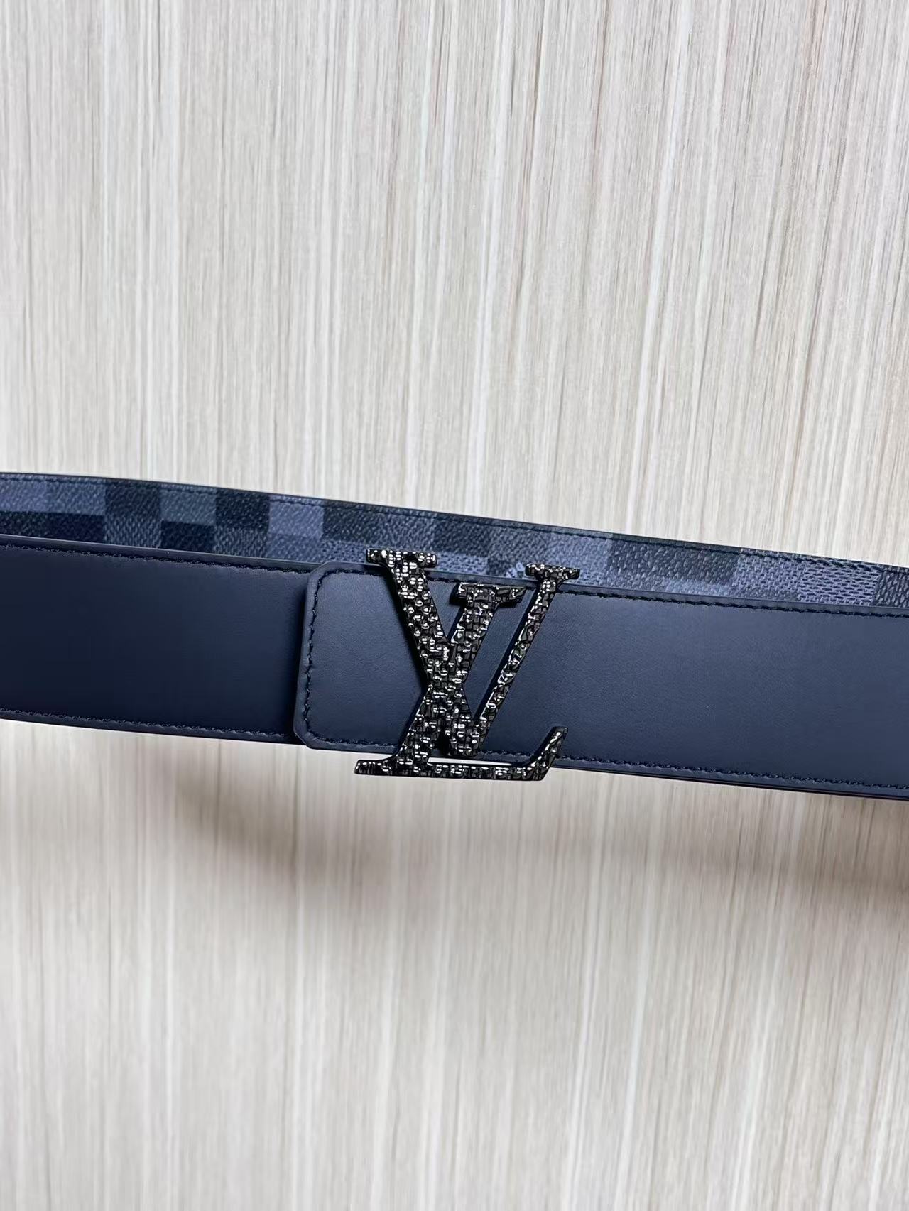 当季新款，帆布印大格，另一面进口小牛皮，搭配精品扣，做工精细，官网同步用不过时。4.0宽布纹扣。