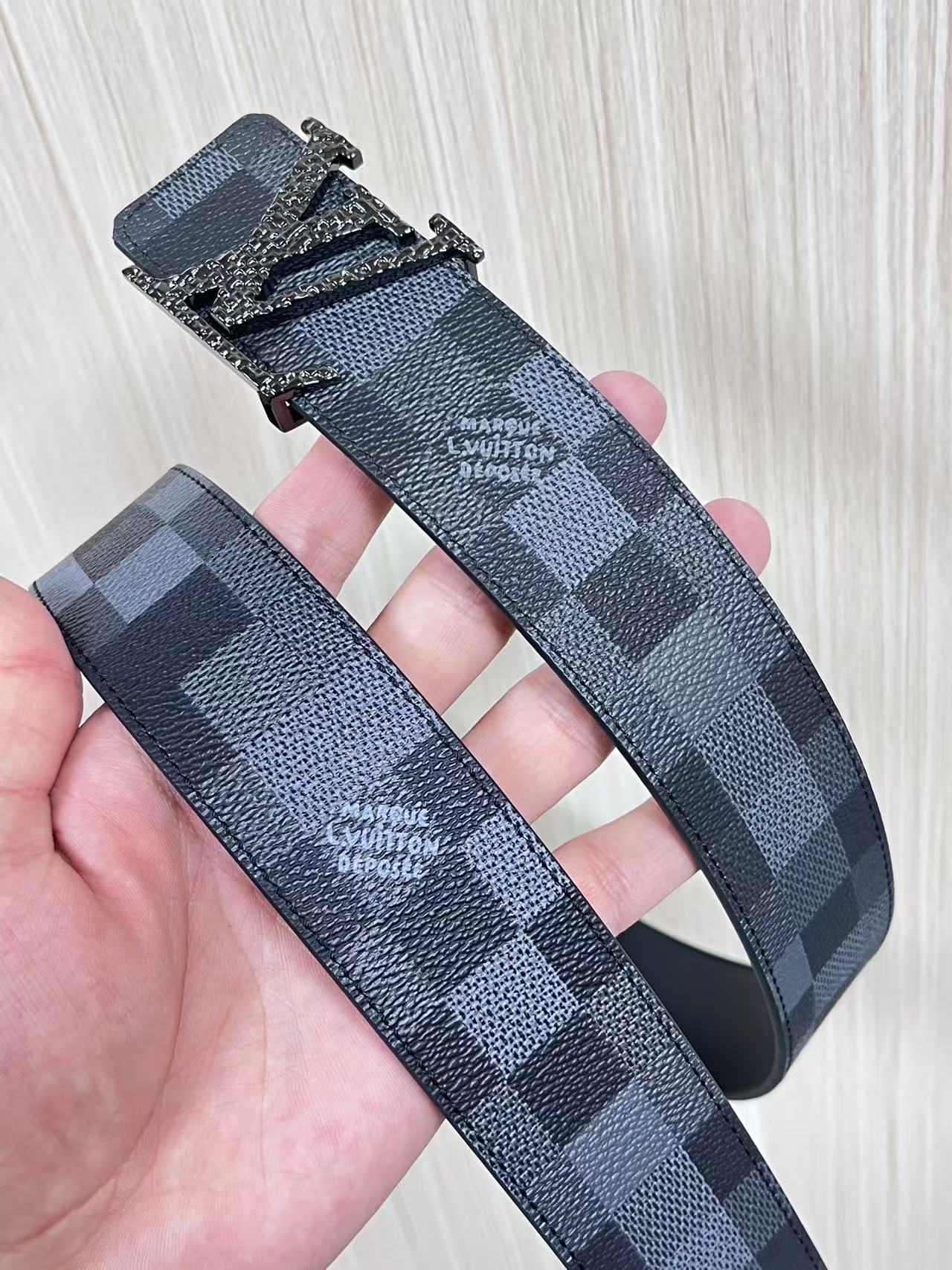 当季新款，帆布印大格，另一面进口小牛皮，搭配精品扣，做工精细，官网同步用不过时。4.0宽布纹扣。