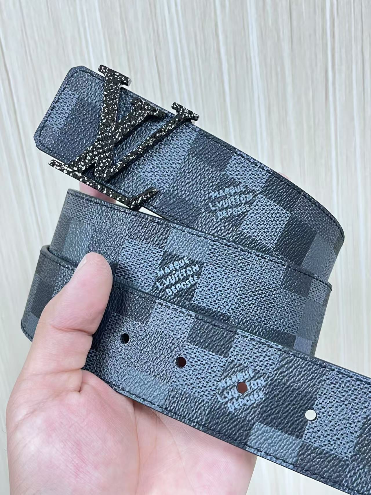 当季新款，帆布印大格，另一面进口小牛皮，搭配精品扣，做工精细，官网同步用不过时。4.0宽布纹扣。