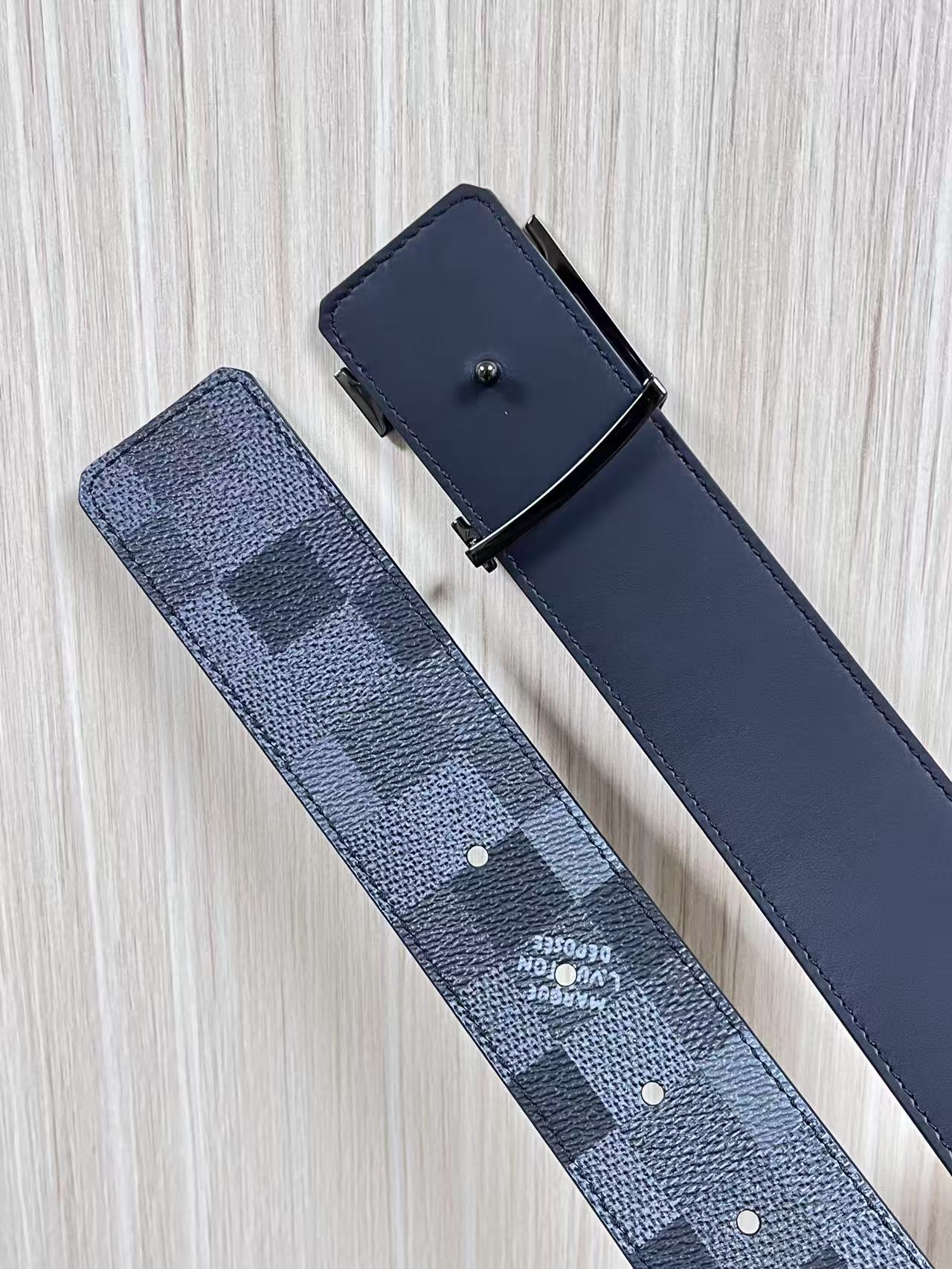 当季新款，帆布印大格，另一面进口小牛皮，搭配精品扣，做工精细，官网同步用不过时。4.0宽布纹扣。