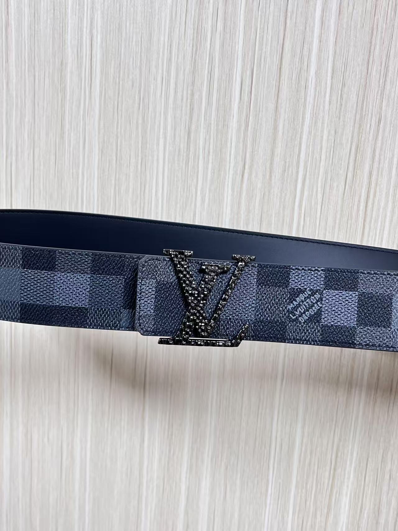 当季新款，帆布印大格，另一面进口小牛皮，搭配精品扣，做工精细，官网同步用不过时。4.0宽布纹扣。