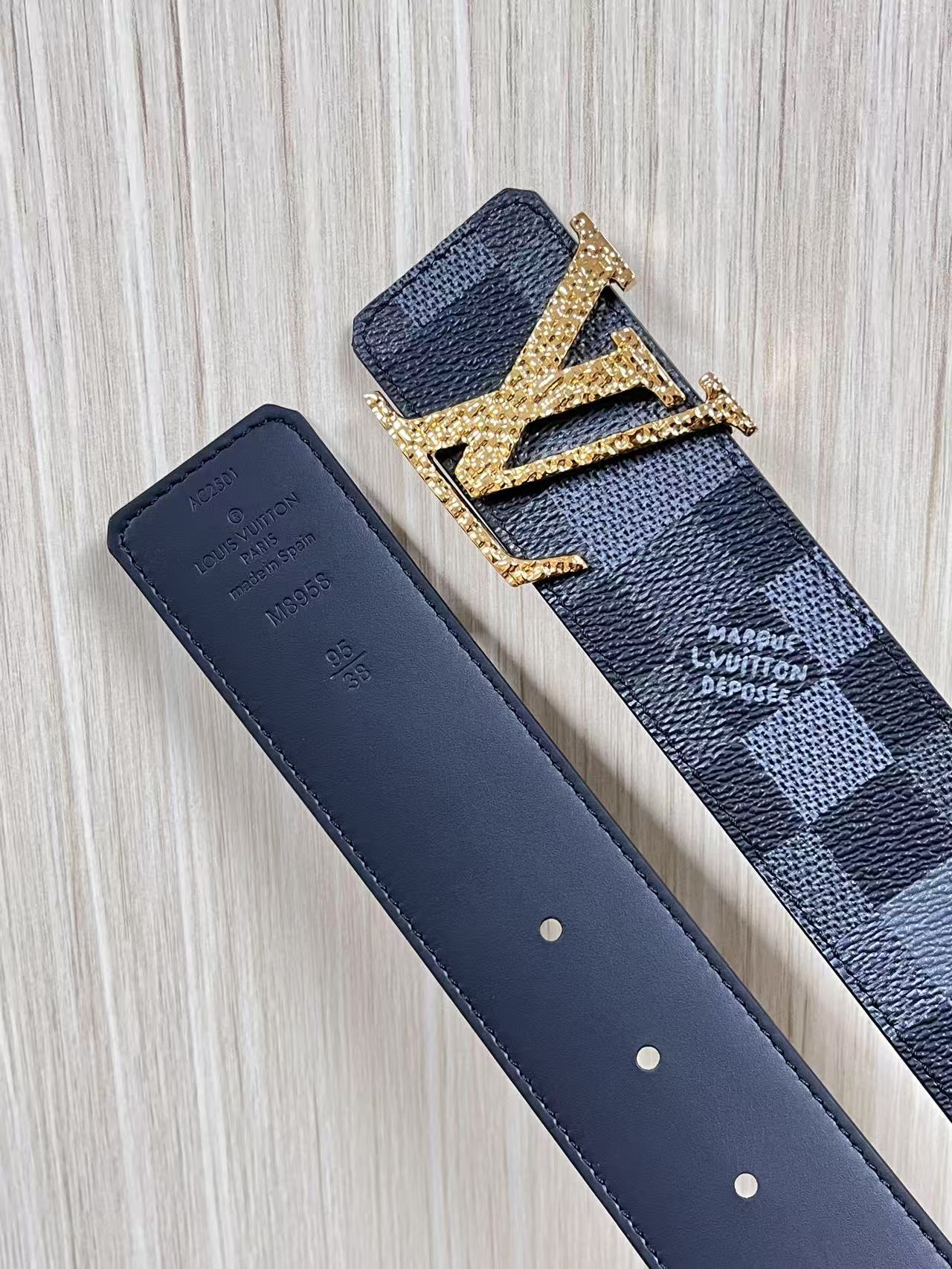 当季新款，帆布印大格，另一面进口小牛皮，搭配精品扣，做工精细，官网同步用不过时。4.0宽布纹扣。