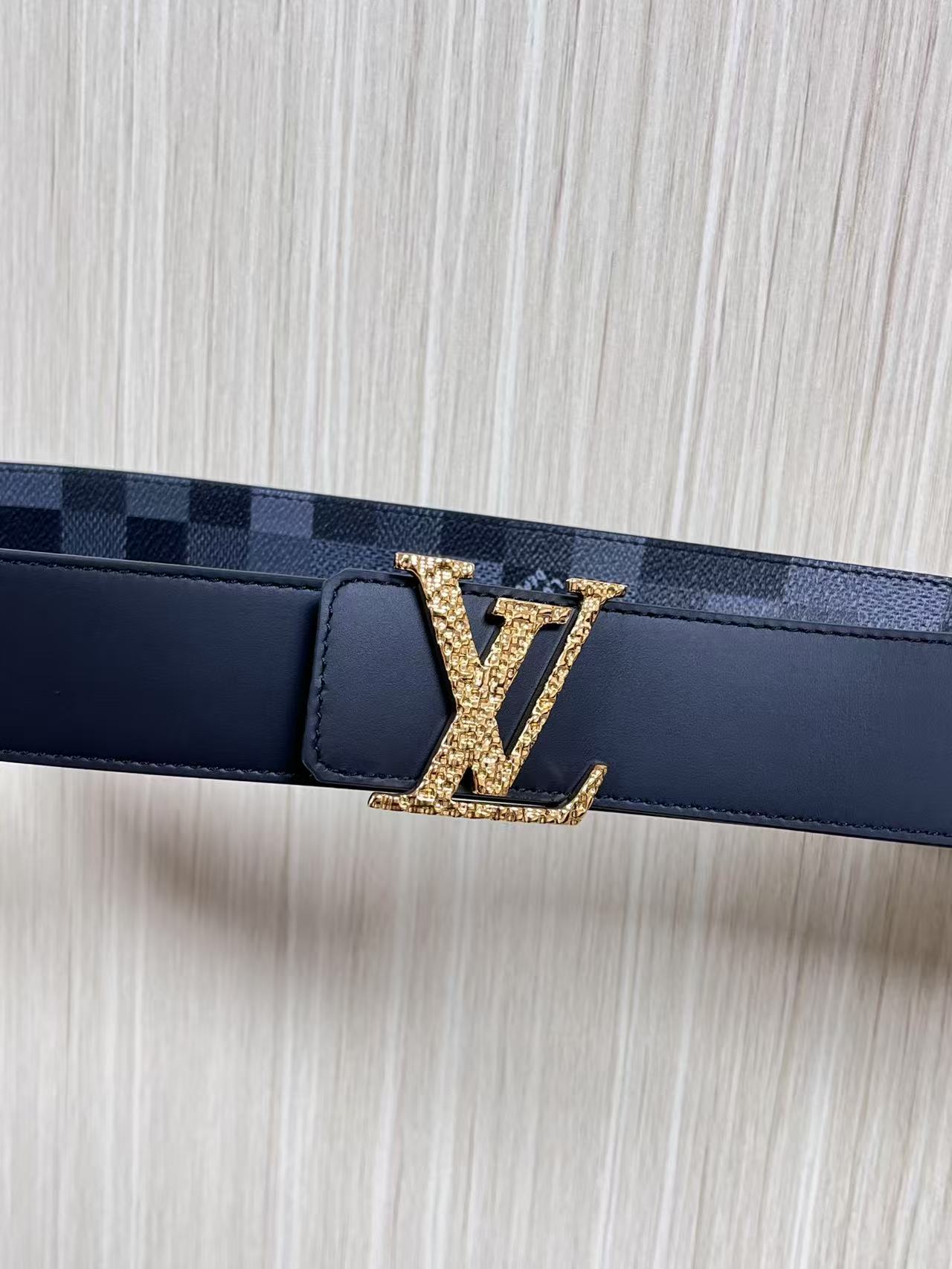 当季新款，帆布印大格，另一面进口小牛皮，搭配精品扣，做工精细，官网同步用不过时。4.0宽布纹扣。