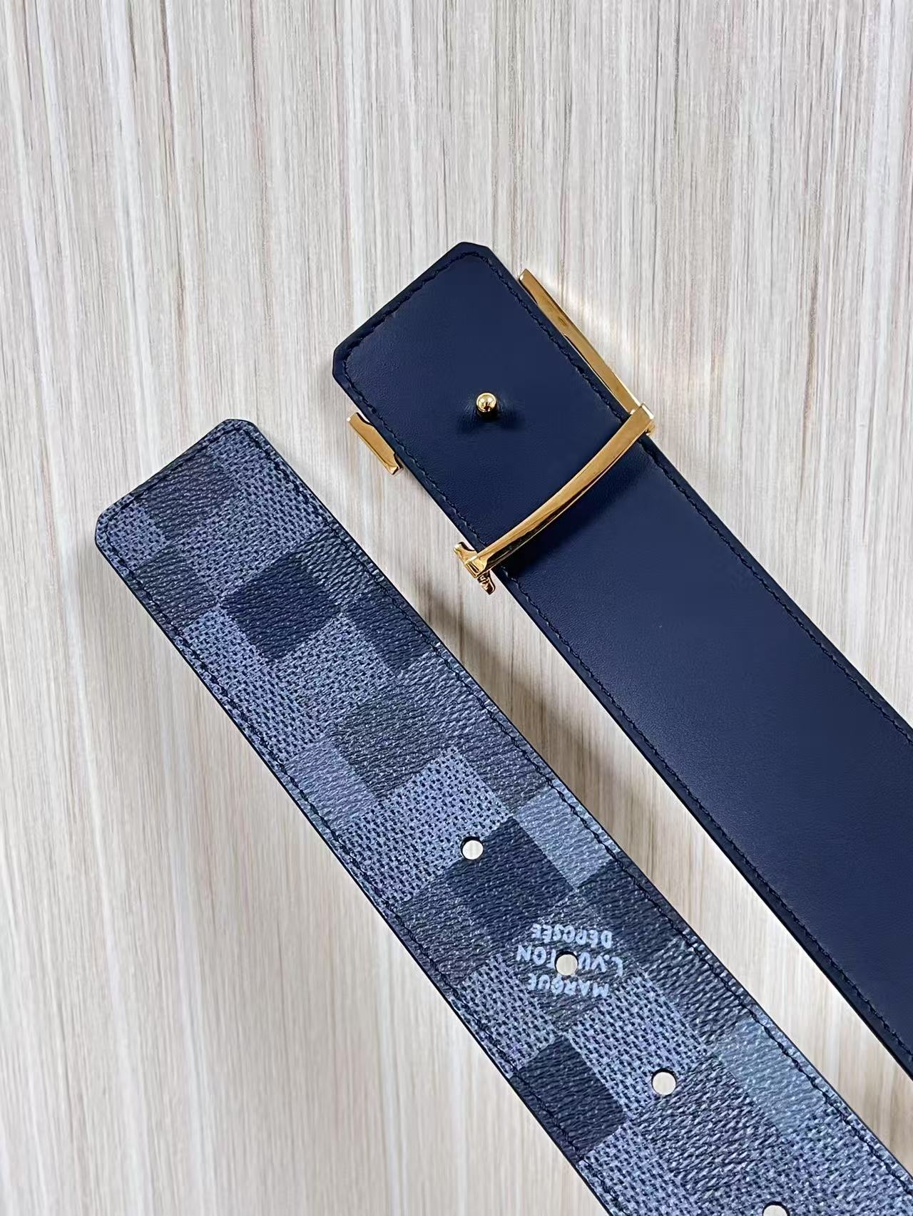 当季新款，帆布印大格，另一面进口小牛皮，搭配精品扣，做工精细，官网同步用不过时。4.0宽布纹扣。