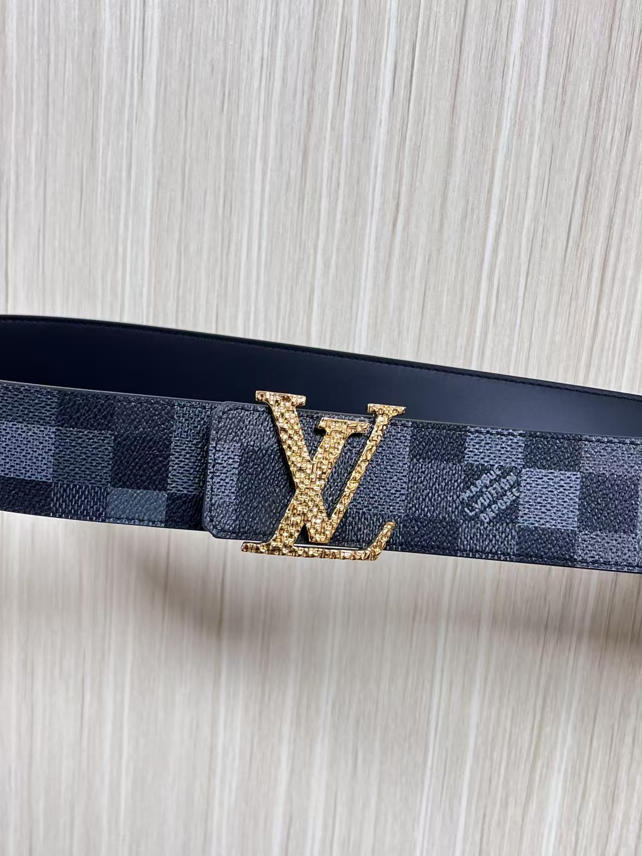 当季新款，帆布印大格，另一面进口小牛皮，搭配精品扣，做工精细，官网同步用不过时。4.0宽布纹扣。