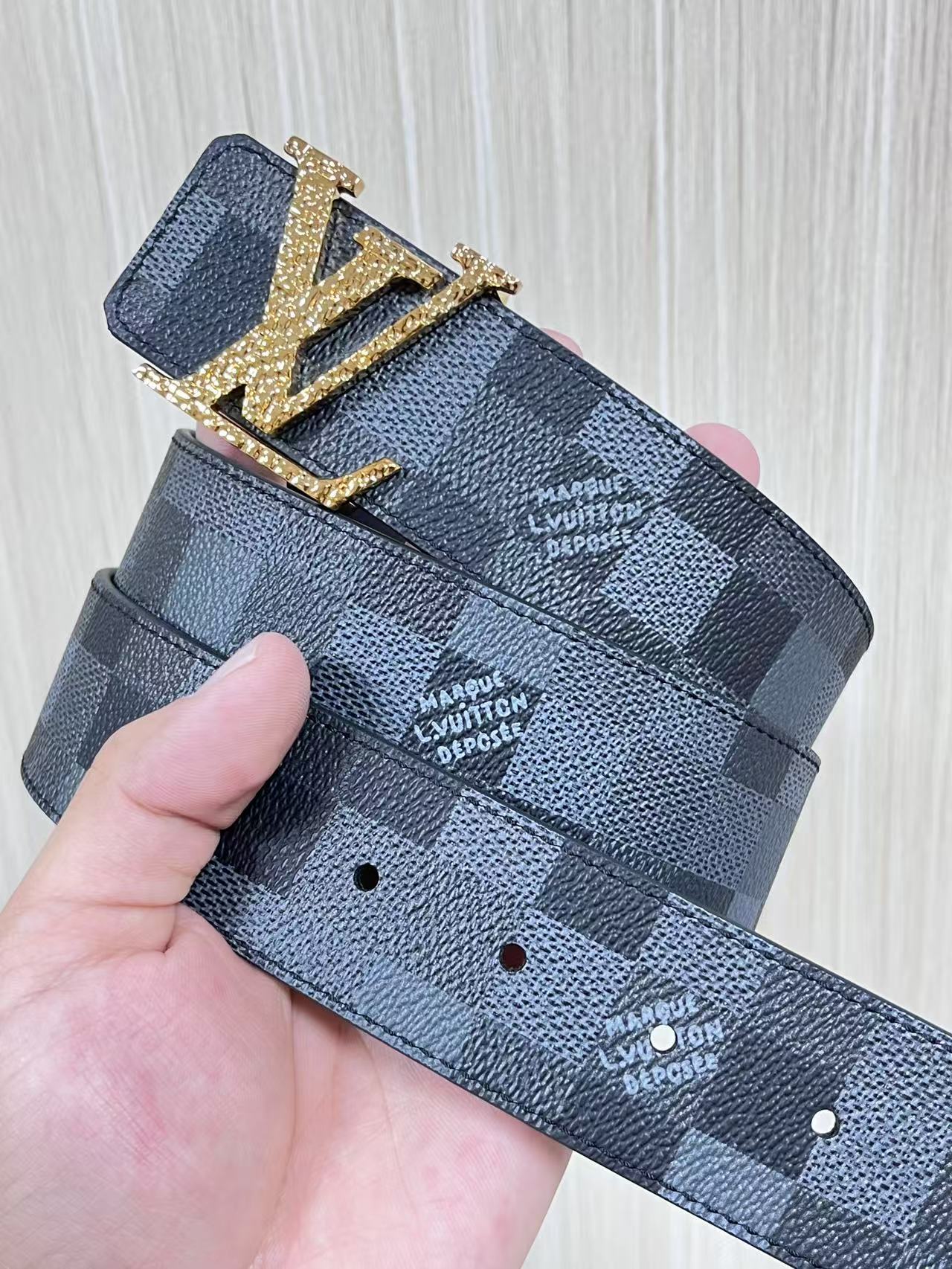 当季新款，帆布印大格，另一面进口小牛皮，搭配精品扣，做工精细，官网同步用不过时。4.0宽布纹扣。