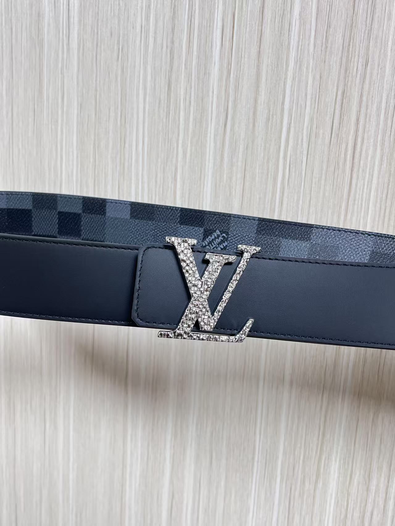 当季新款，帆布印大格，另一面进口小牛皮，搭配精品扣，做工精细，官网同步用不过时。4.0宽布纹扣。