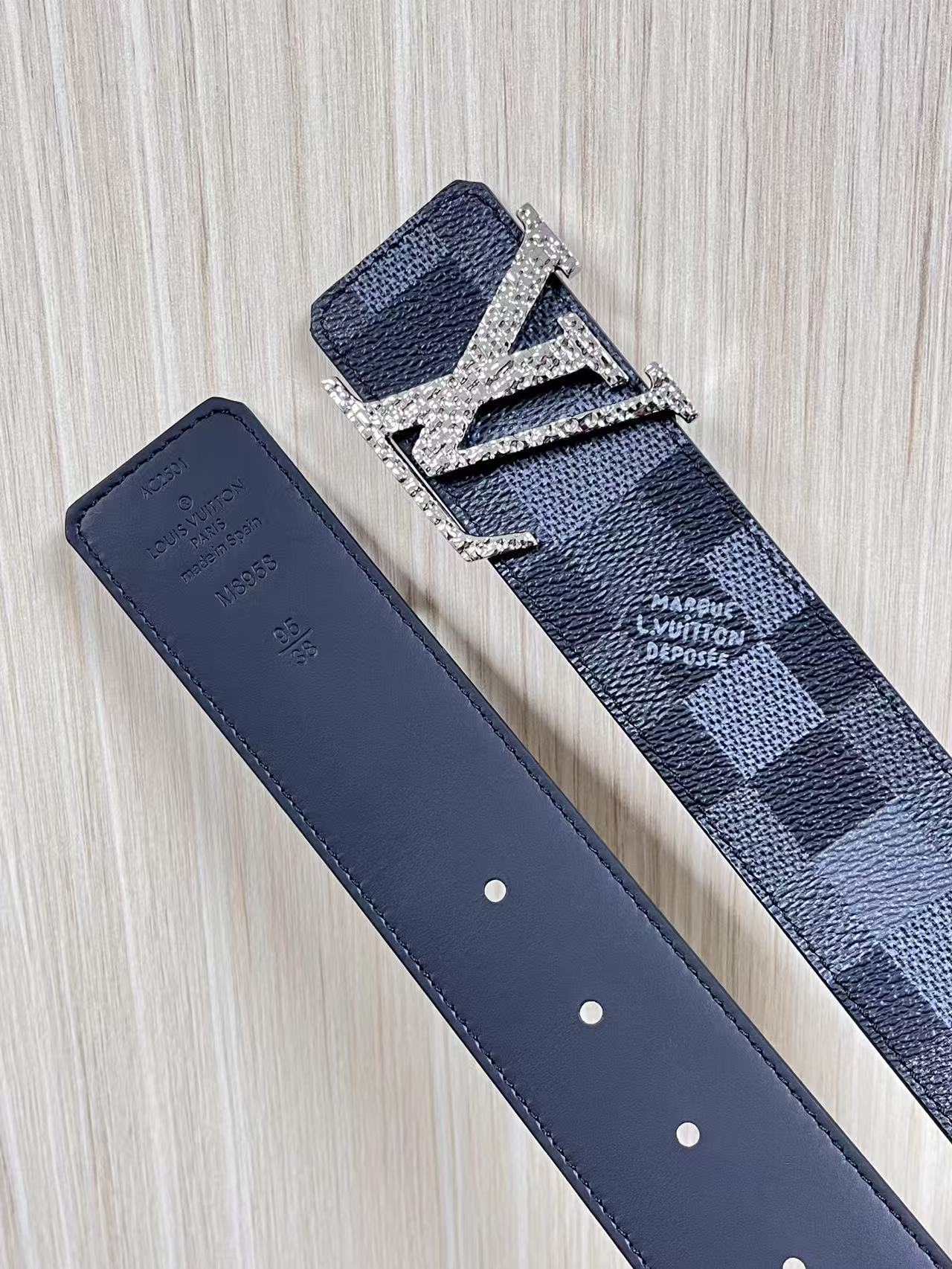 当季新款，帆布印大格，另一面进口小牛皮，搭配精品扣，做工精细，官网同步用不过时。4.0宽布纹扣。