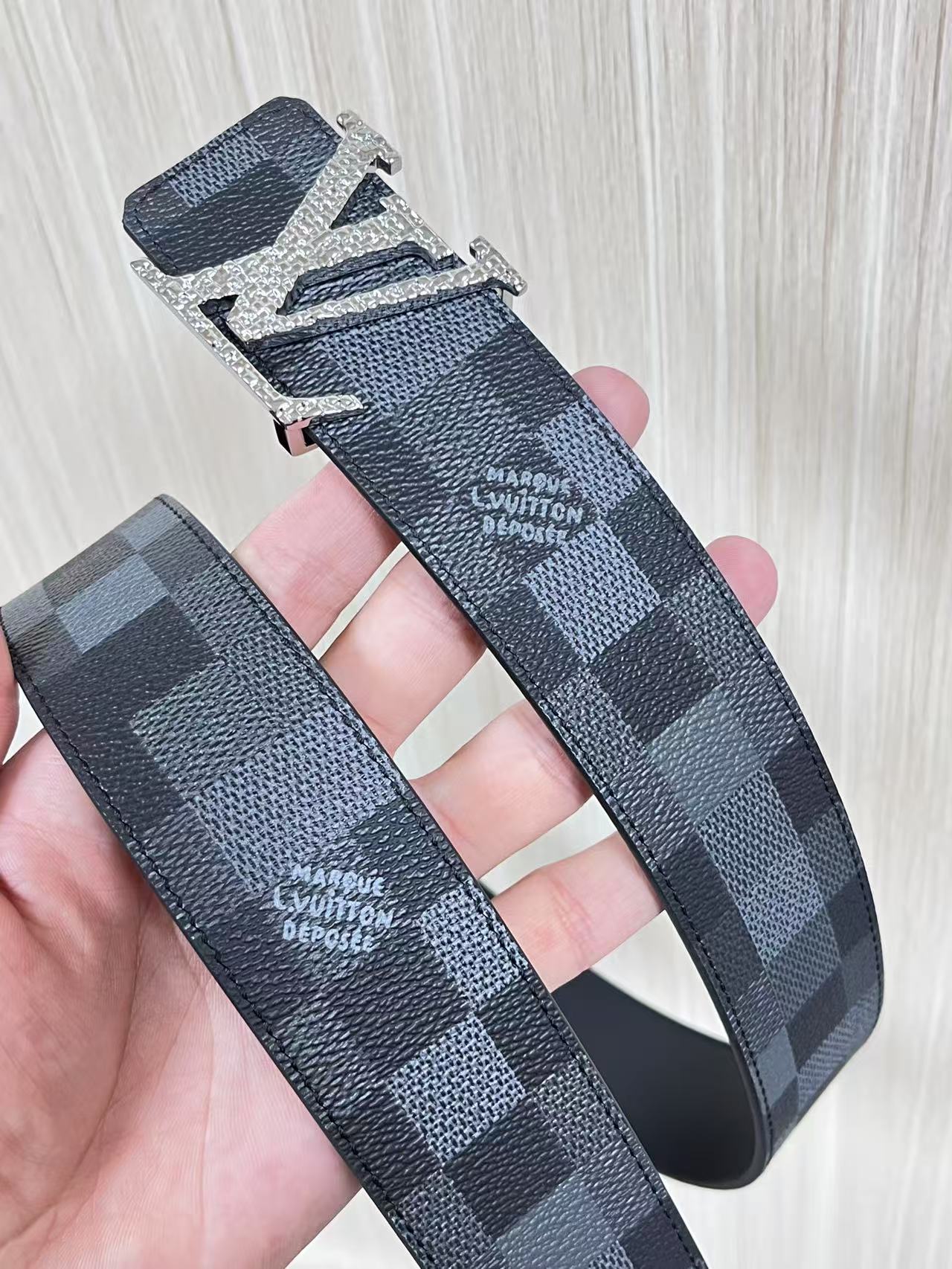 当季新款，帆布印大格，另一面进口小牛皮，搭配精品扣，做工精细，官网同步用不过时。4.0宽布纹扣。