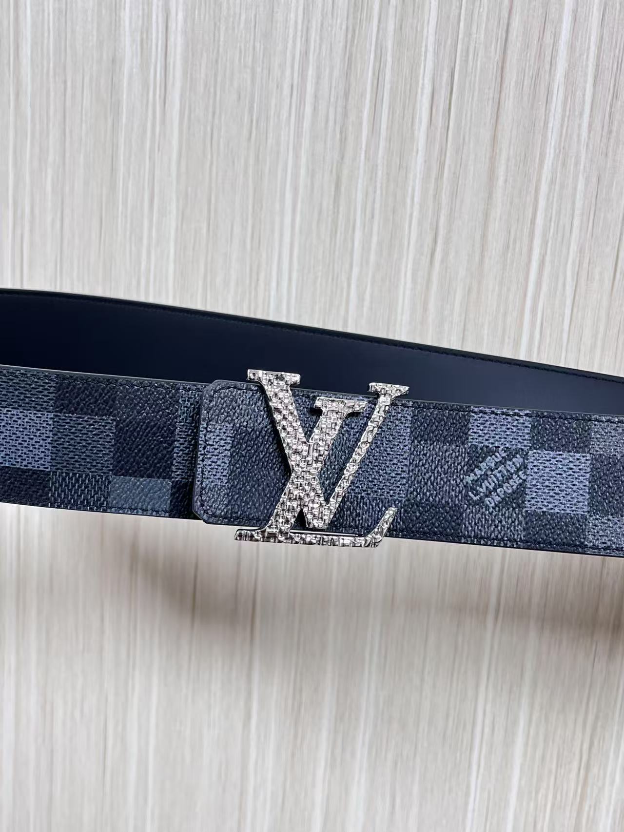 当季新款，帆布印大格，另一面进口小牛皮，搭配精品扣，做工精细，官网同步用不过时。4.0宽布纹扣。