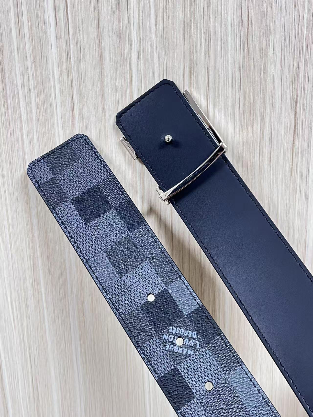 当季新款，帆布印大格，另一面进口小牛皮，搭配精品扣，做工精细，官网同步用不过时。4.0宽布纹扣。