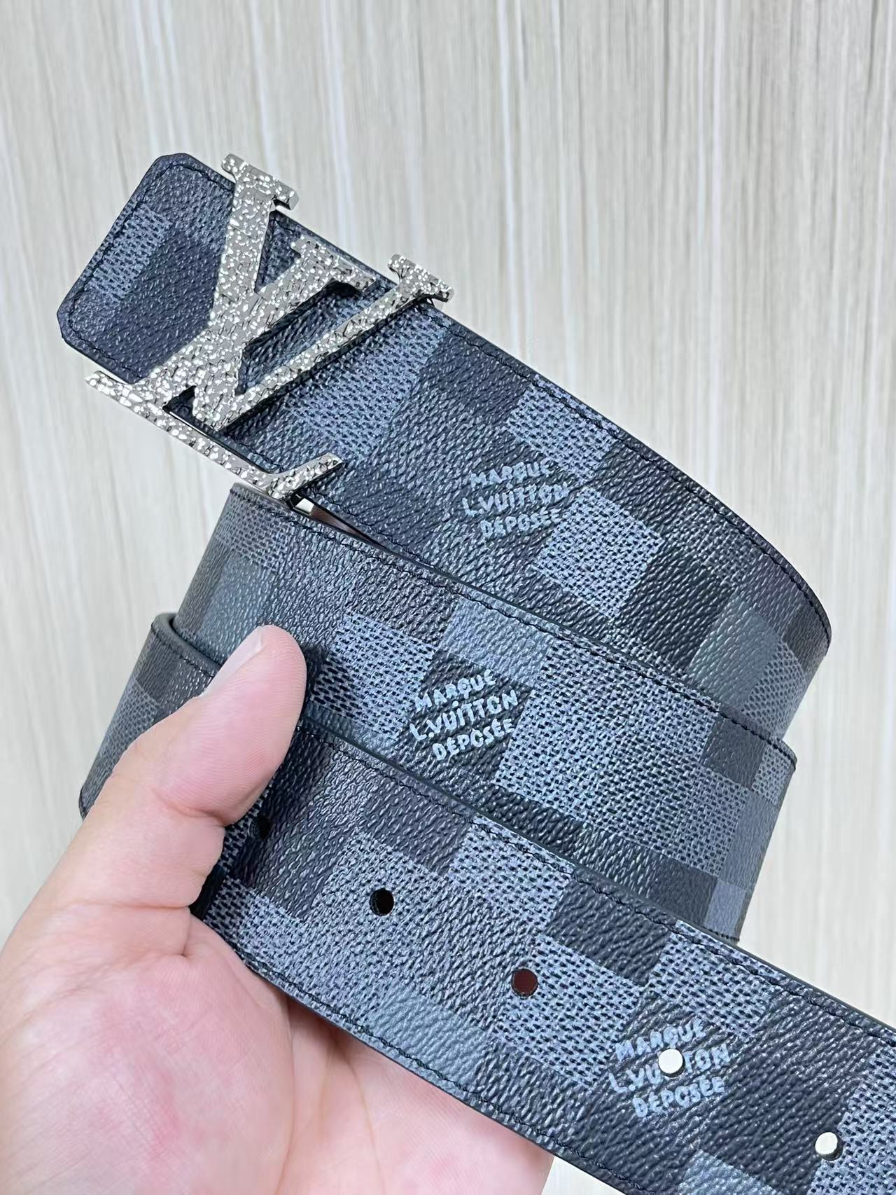 当季新款，帆布印大格，另一面进口小牛皮，搭配精品扣，做工精细，官网同步用不过时。4.0宽布纹扣。