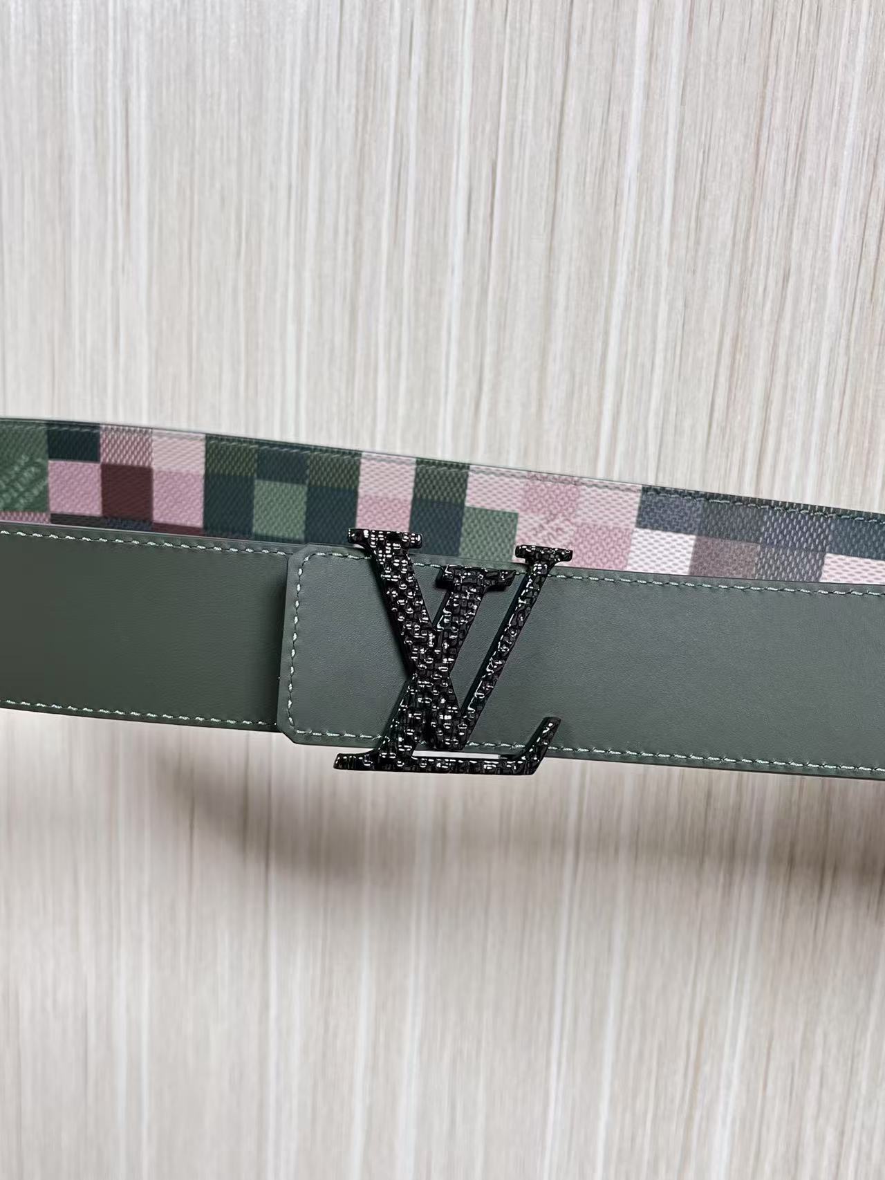 4.0宽双面进口牛皮，印花，搭配精品钢扣。休闲，简单，时尚大方，官网对版。迷彩