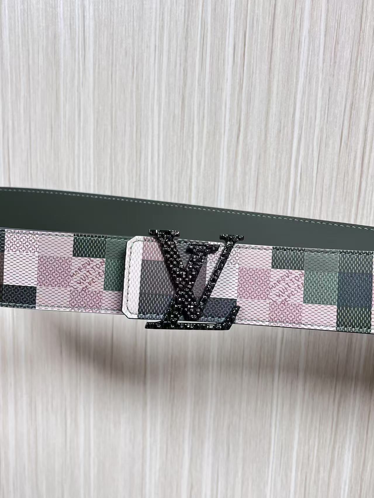 4.0宽双面进口牛皮，印花，搭配精品钢扣。休闲，简单，时尚大方，官网对版。迷彩