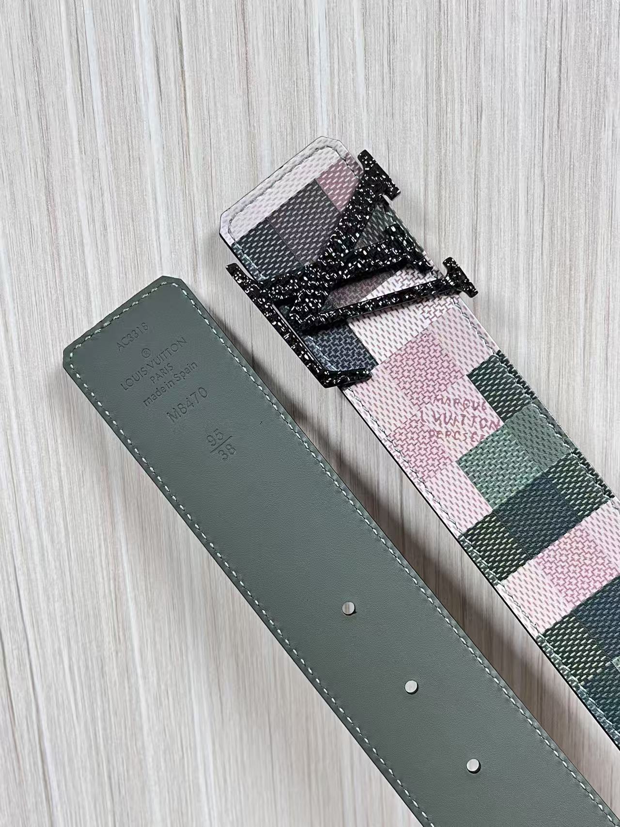 4.0宽双面进口牛皮，印花，搭配精品钢扣。休闲，简单，时尚大方，官网对版。迷彩