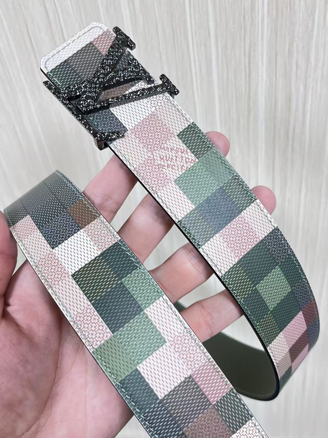 4.0宽双面进口牛皮，印花，搭配精品钢扣。休闲，简单，时尚大方，官网对版。迷彩