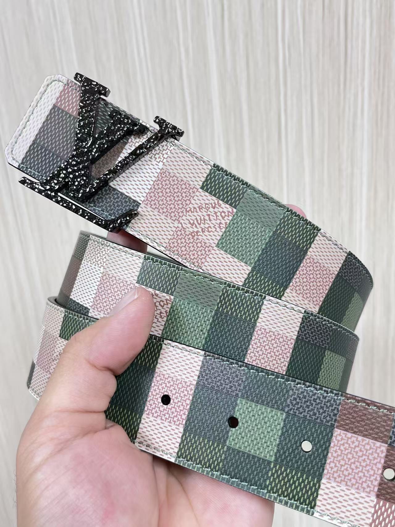 4.0宽双面进口牛皮，印花，搭配精品钢扣。休闲，简单，时尚大方，官网对版。迷彩