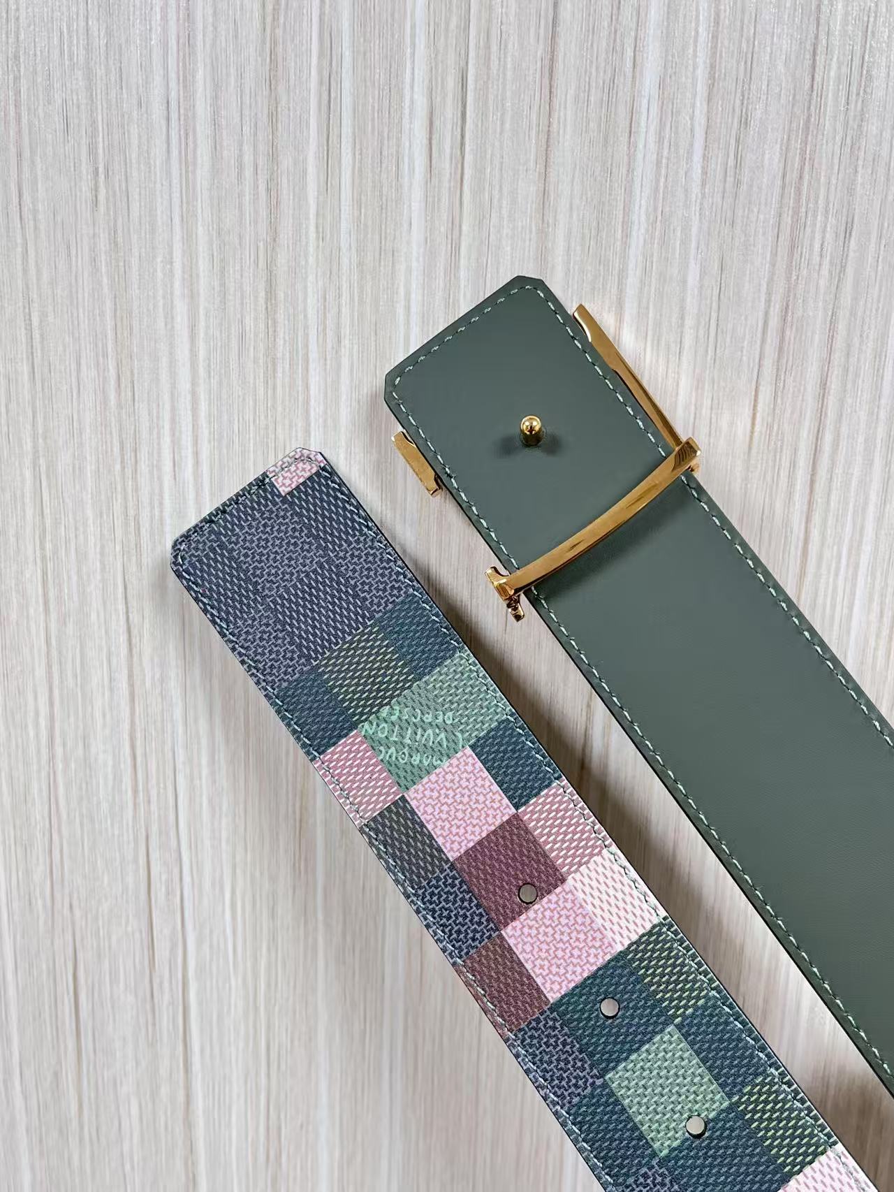 4.0宽双面进口牛皮，印花，搭配精品钢扣。休闲，简单，时尚大方，官网对版。迷彩