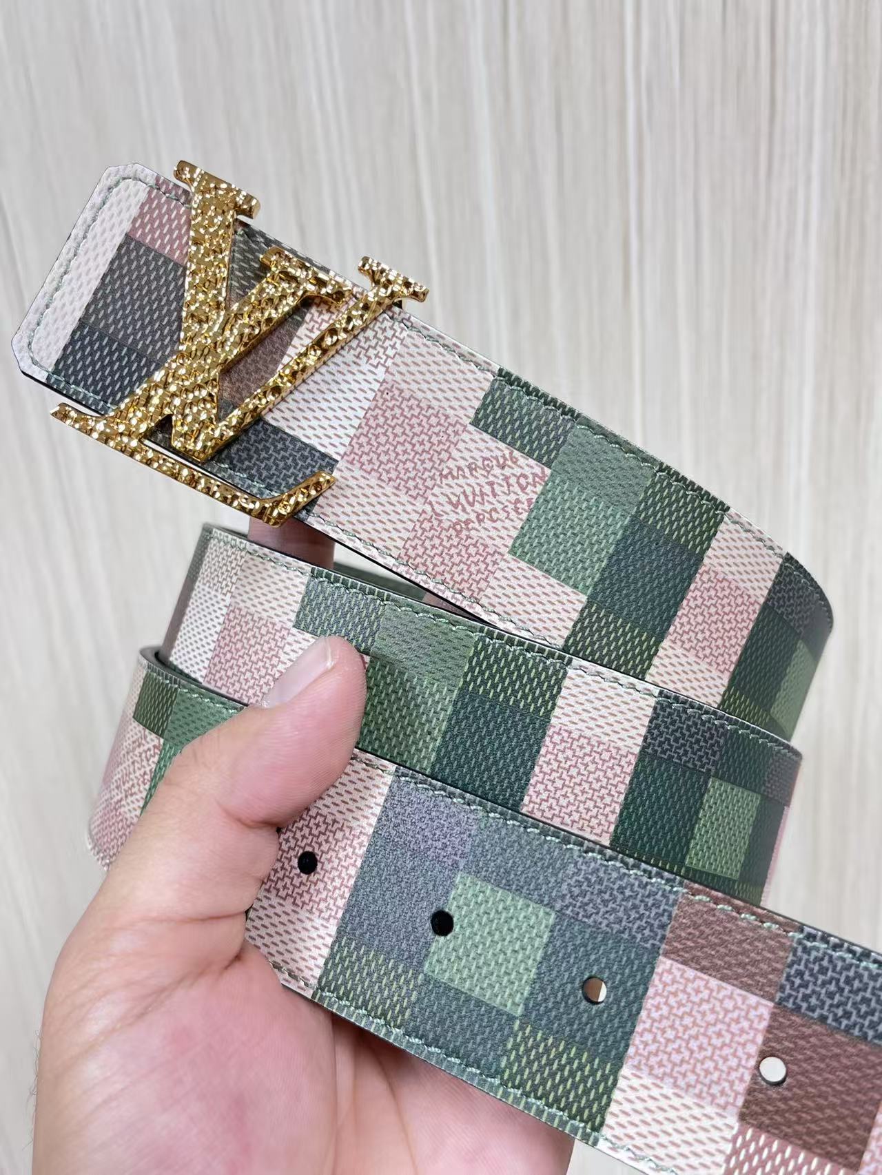 4.0宽双面进口牛皮，印花，搭配精品钢扣。休闲，简单，时尚大方，官网对版。迷彩