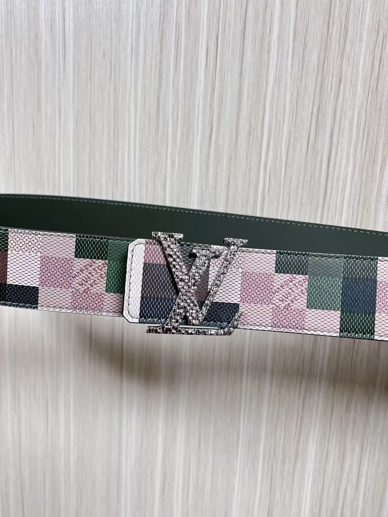 4.0宽双面进口牛皮，印花，搭配精品钢扣。休闲，简单，时尚大方，官网对版。迷彩