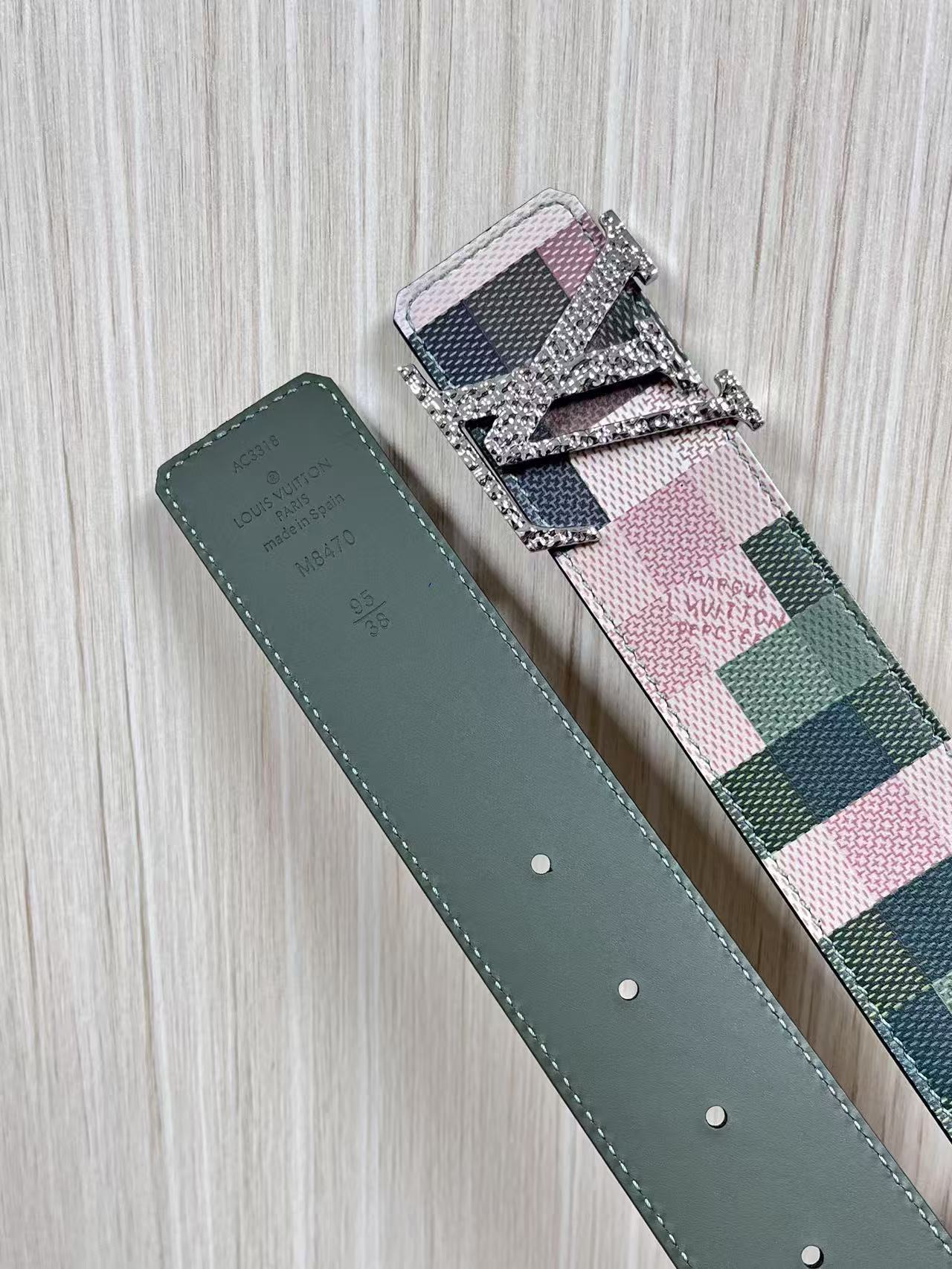 4.0宽双面进口牛皮，印花，搭配精品钢扣。休闲，简单，时尚大方，官网对版。迷彩