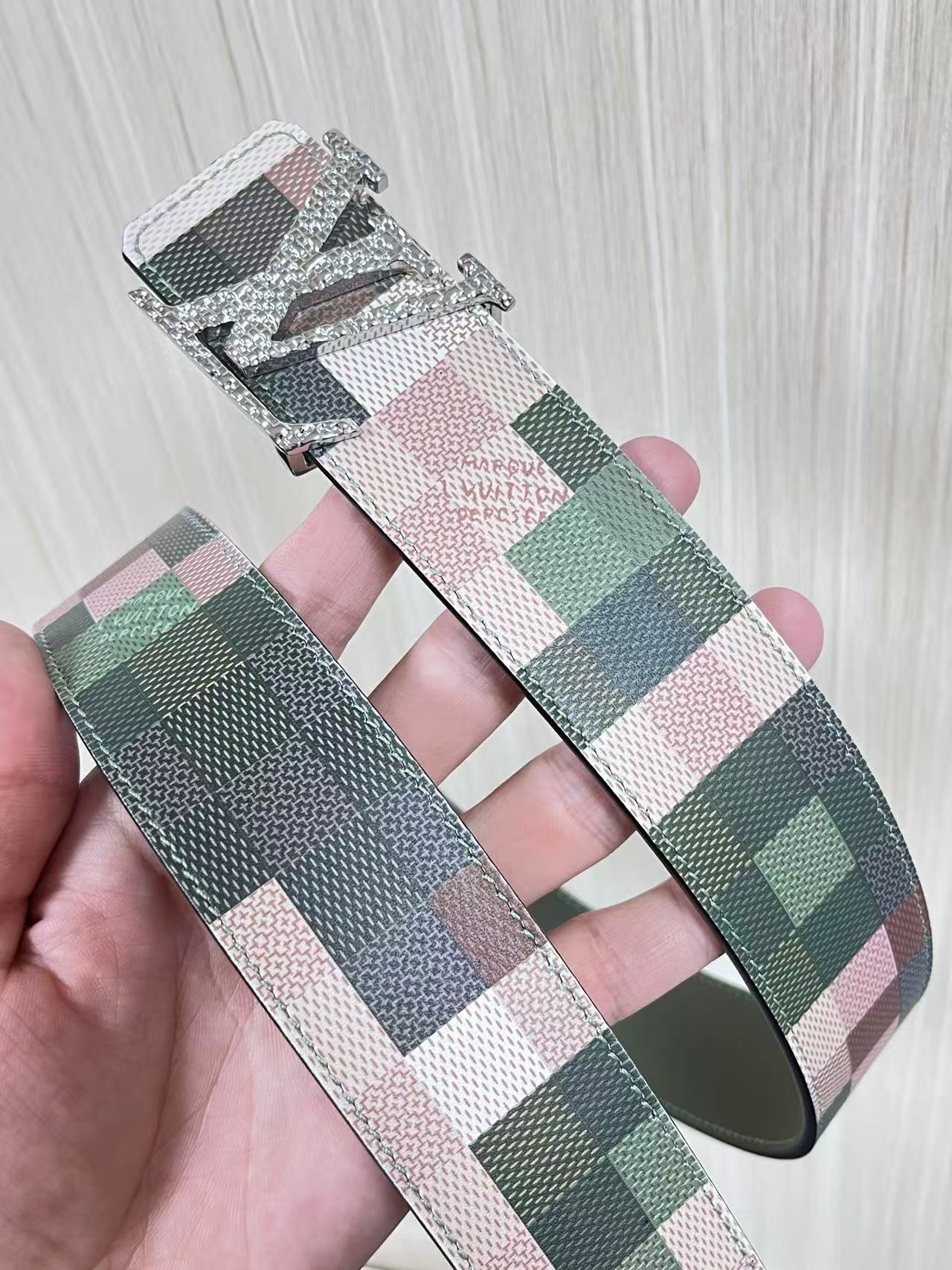 4.0宽双面进口牛皮，印花，搭配精品钢扣。休闲，简单，时尚大方，官网对版。迷彩