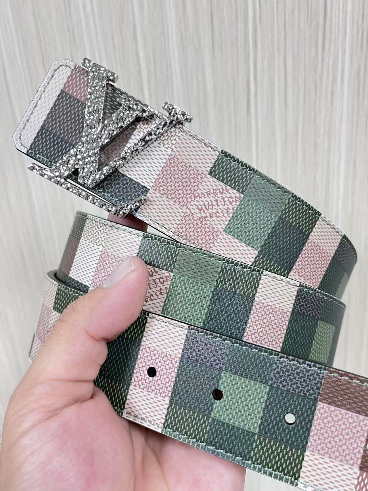 4.0宽双面进口牛皮，印花，搭配精品钢扣。休闲，简单，时尚大方，官网对版。迷彩