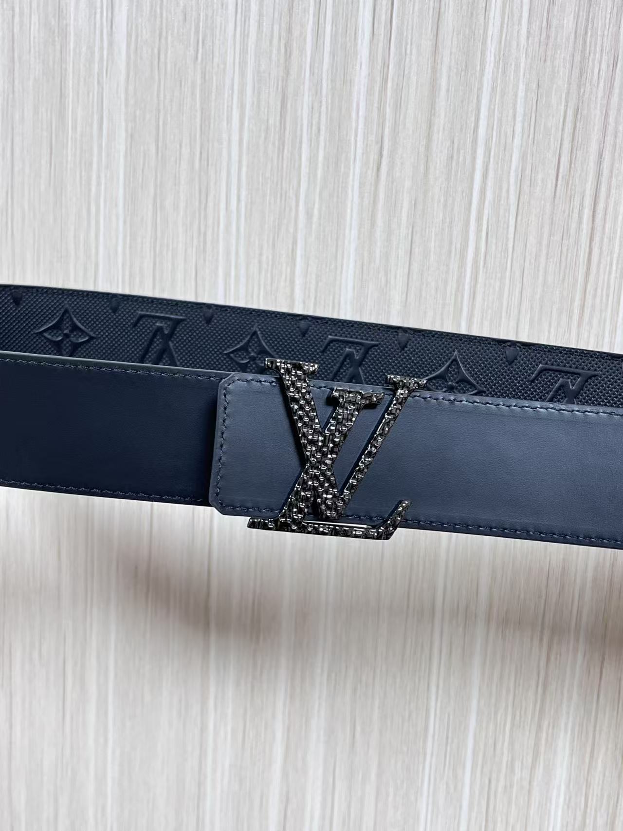 4.0宽双面进口牛皮，压针孔，搭配精品钢扣。休闲，简单，时尚大方，官网对版。4.0宽压针扣，布纹扣