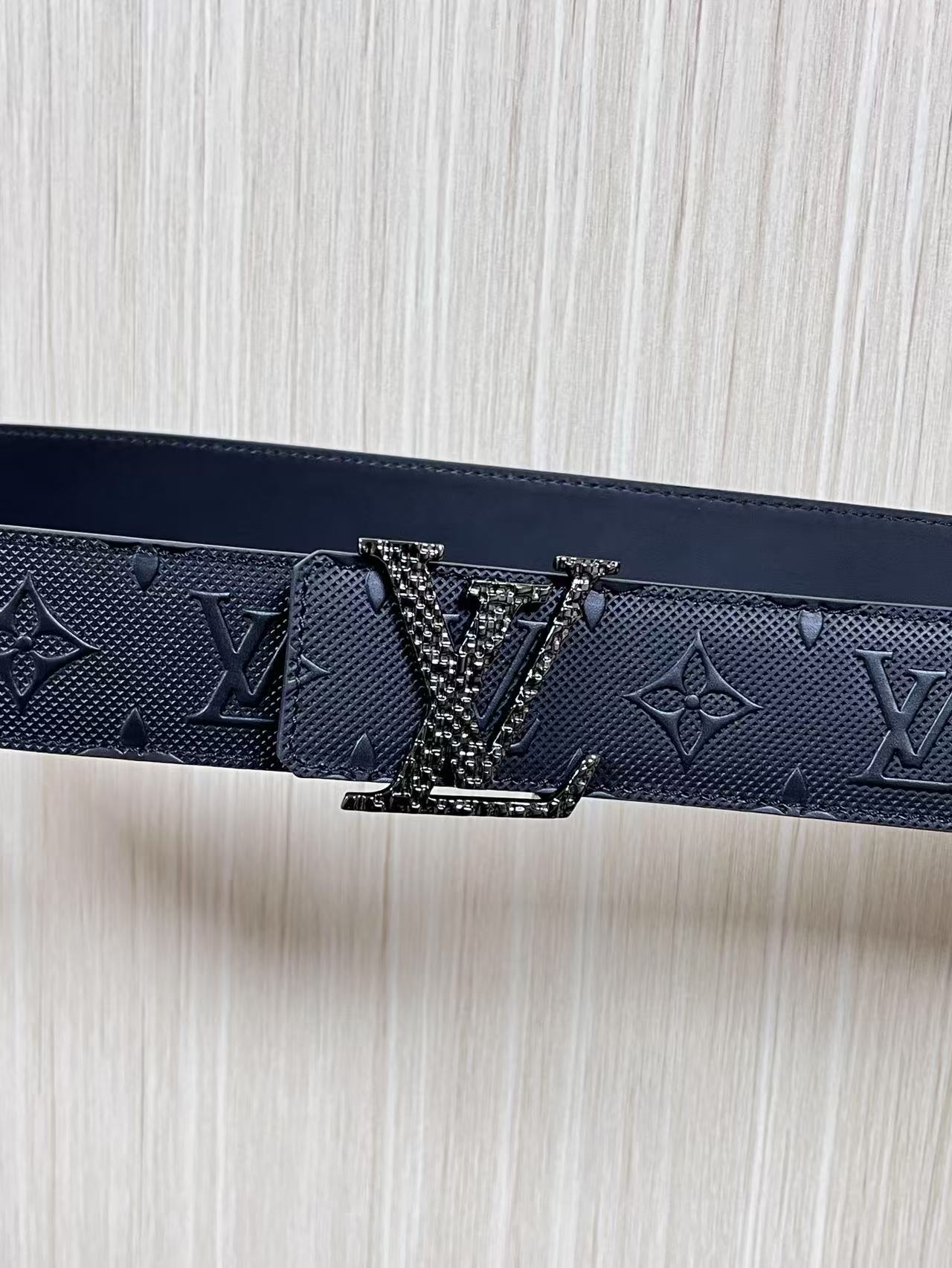 4.0宽双面进口牛皮，压针孔，搭配精品钢扣。休闲，简单，时尚大方，官网对版。4.0宽压针扣，布纹扣