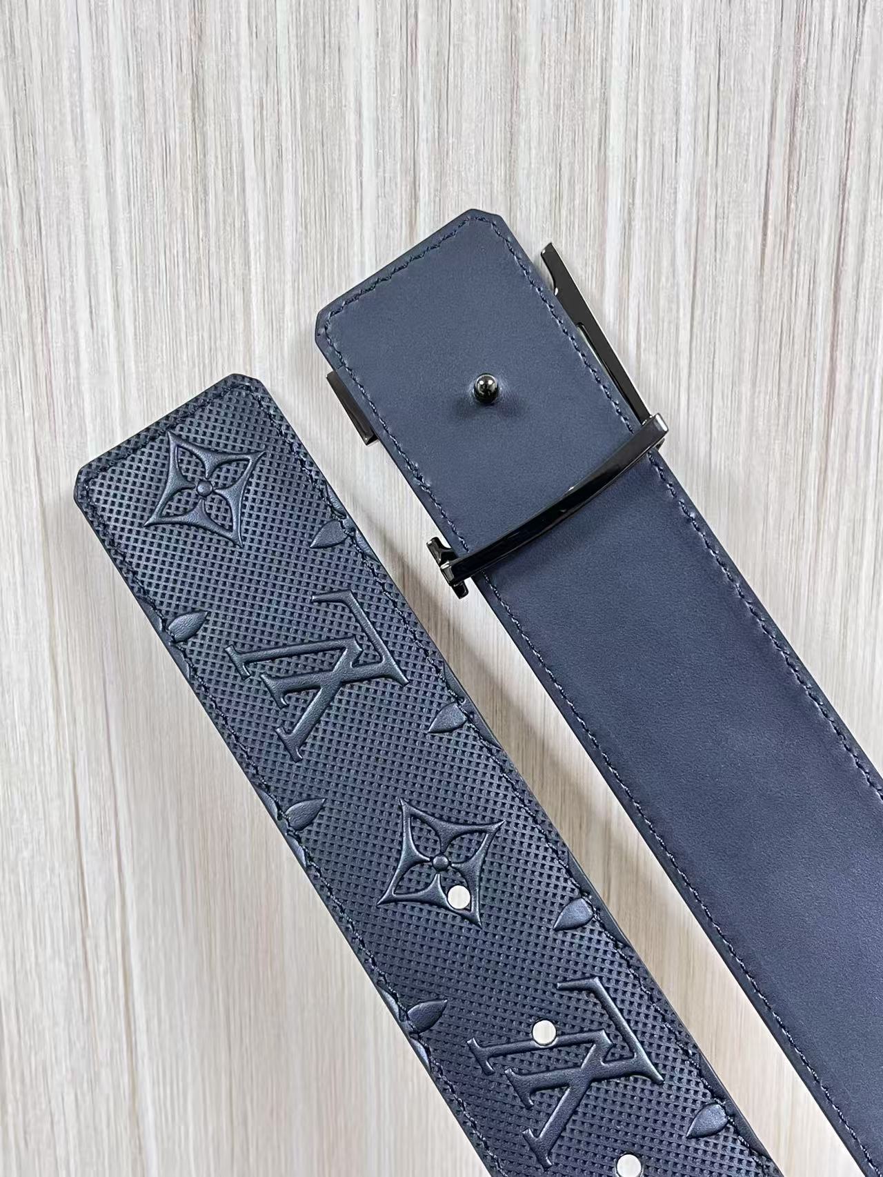 4.0宽双面进口牛皮，压针孔，搭配精品钢扣。休闲，简单，时尚大方，官网对版。4.0宽压针扣，布纹扣