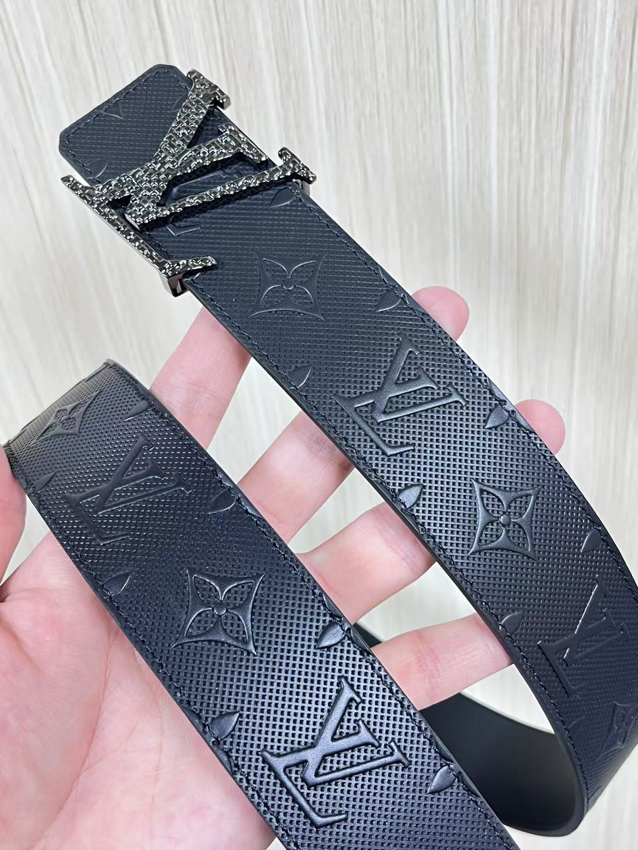 4.0宽双面进口牛皮，压针孔，搭配精品钢扣。休闲，简单，时尚大方，官网对版。4.0宽压针扣，布纹扣