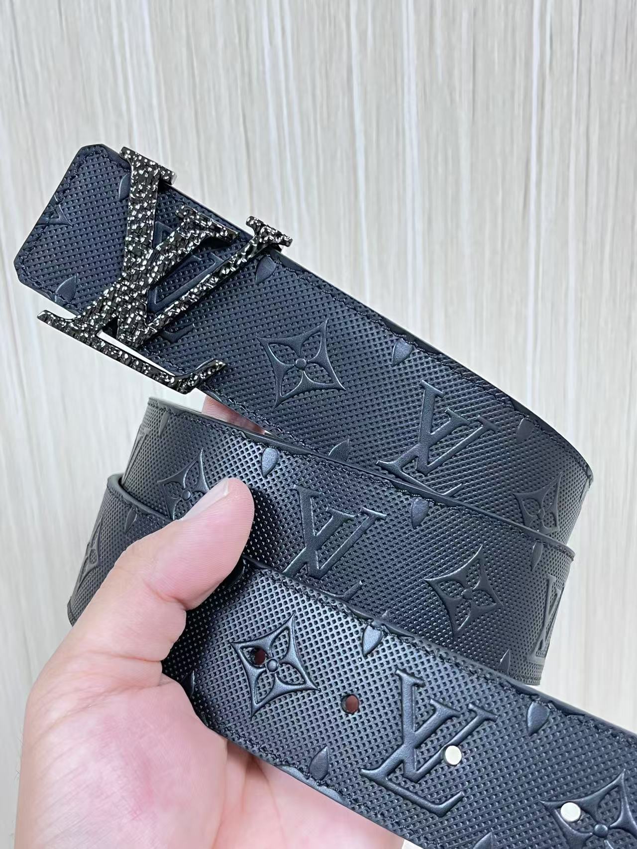 4.0宽双面进口牛皮，压针孔，搭配精品钢扣。休闲，简单，时尚大方，官网对版。4.0宽压针扣，布纹扣