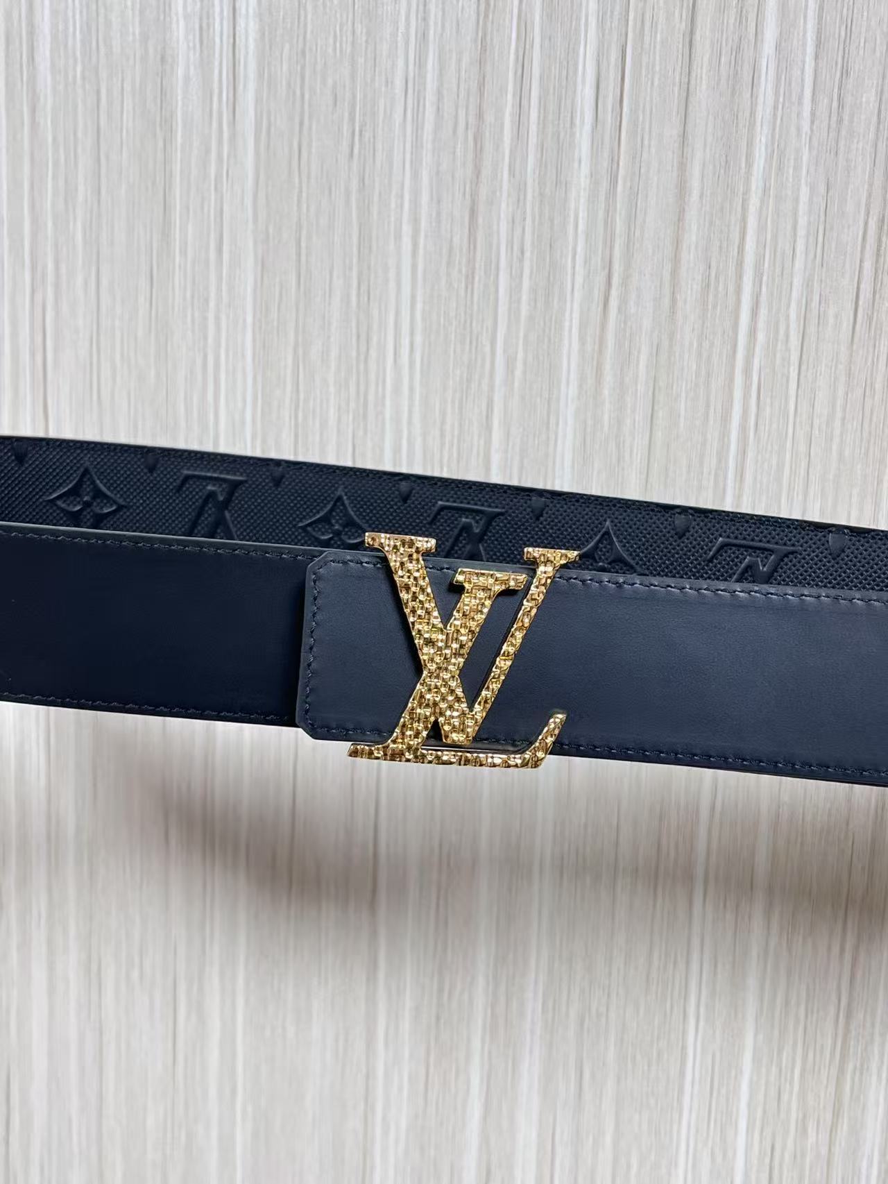 4.0宽双面进口牛皮，压针孔，搭配精品钢扣。休闲，简单，时尚大方，官网对版。4.0宽压针扣，布纹扣