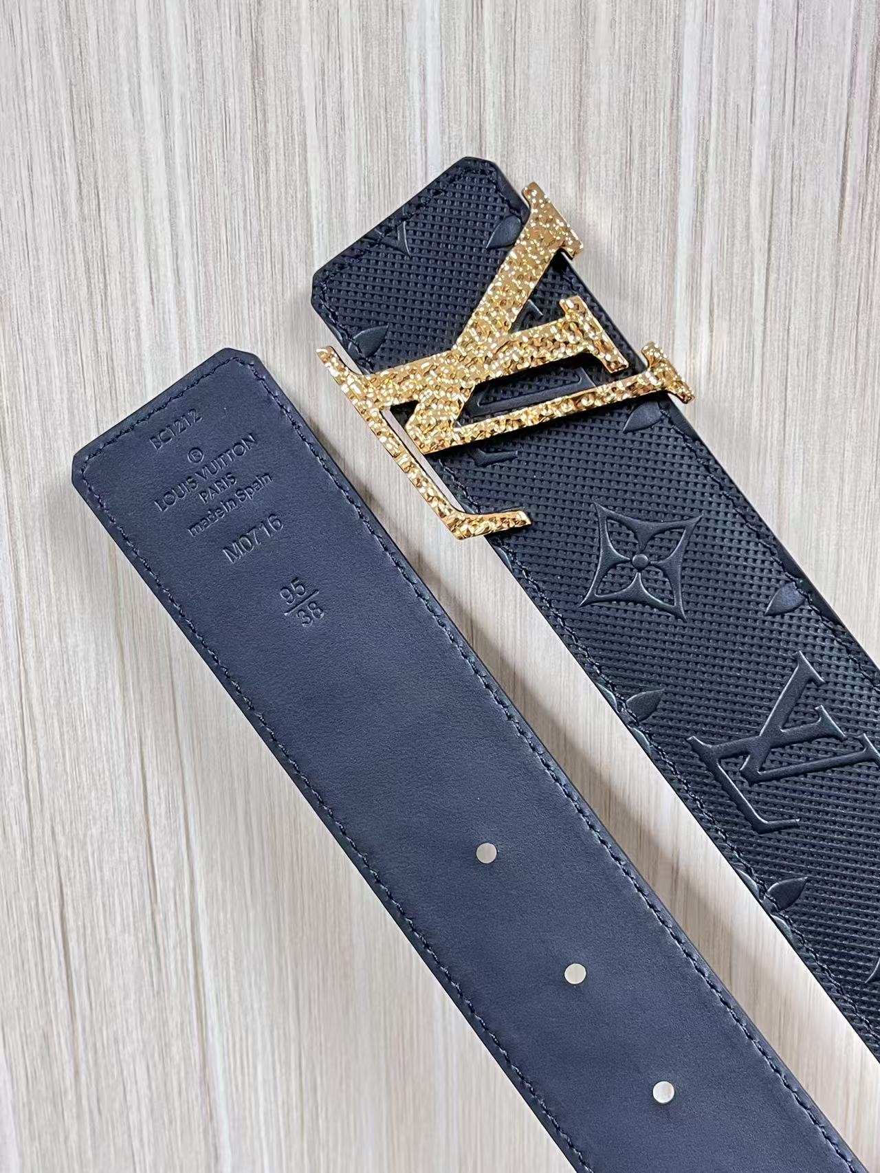 4.0宽双面进口牛皮，压针孔，搭配精品钢扣。休闲，简单，时尚大方，官网对版。4.0宽压针扣，布纹扣