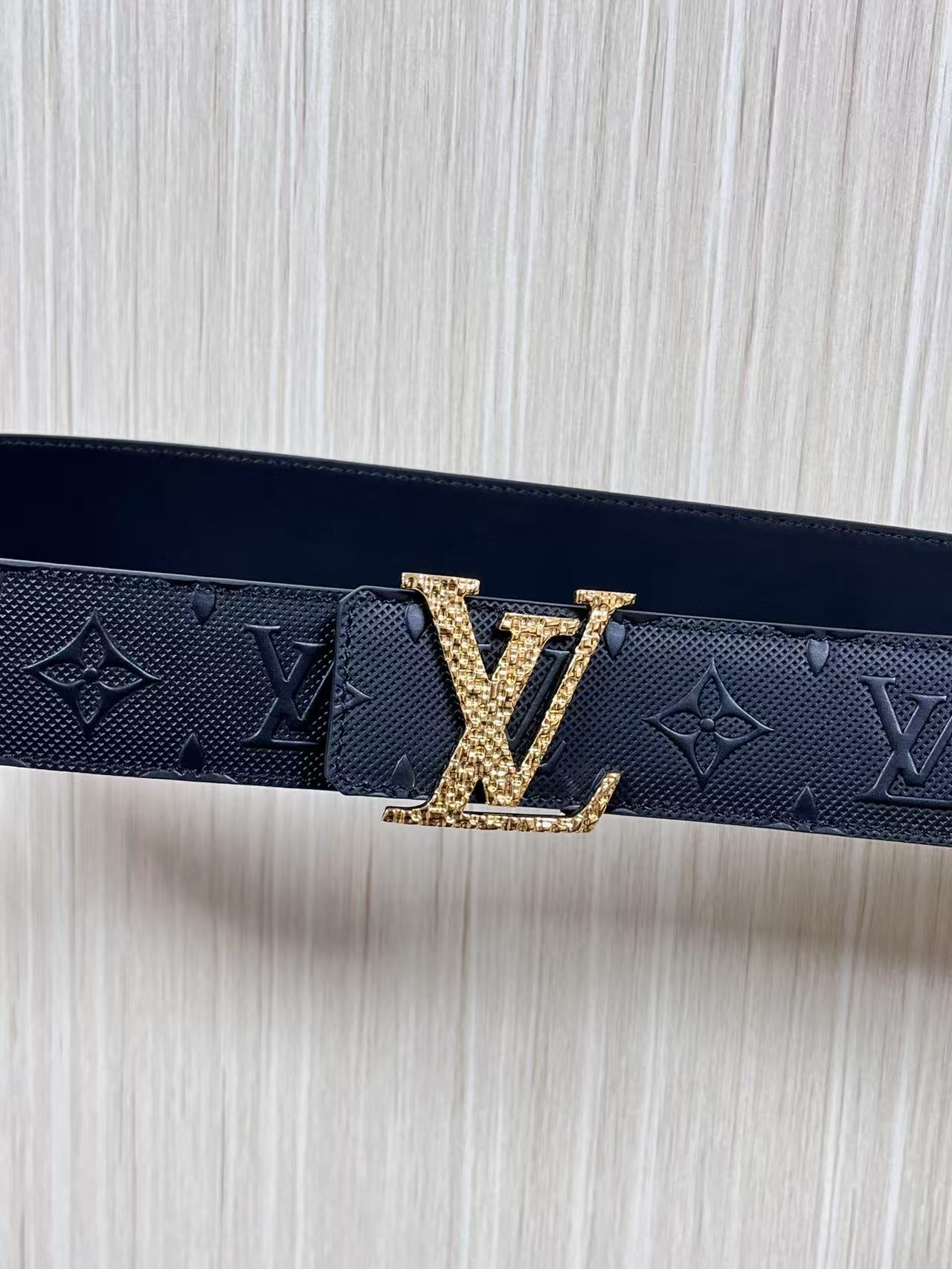 4.0宽双面进口牛皮，压针孔，搭配精品钢扣。休闲，简单，时尚大方，官网对版。4.0宽压针扣，布纹扣